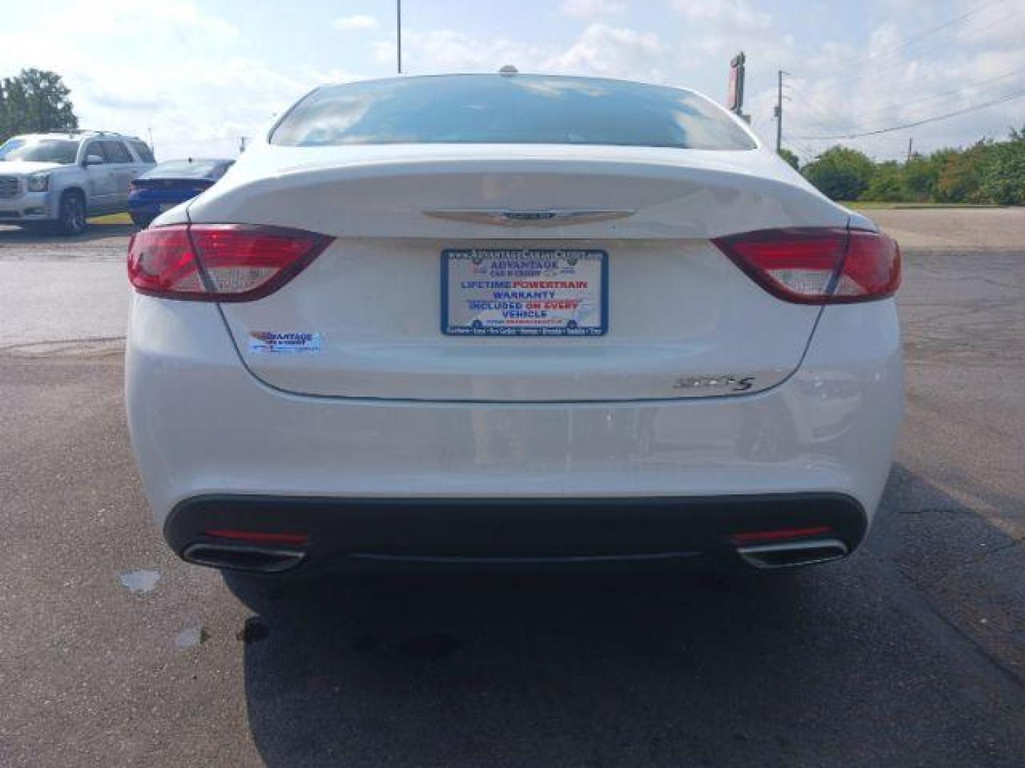 2015 Lunar White Tri-Coat Chrysler 200 S (1C3CCCBB5FN) with an 2.4L L4 DOHC 16V engine, 9-Speed Automatic transmission, located at 1230 East Main St, Xenia, OH, 45385, (937) 908-9800, 39.688026, -83.910172 - Photo#5