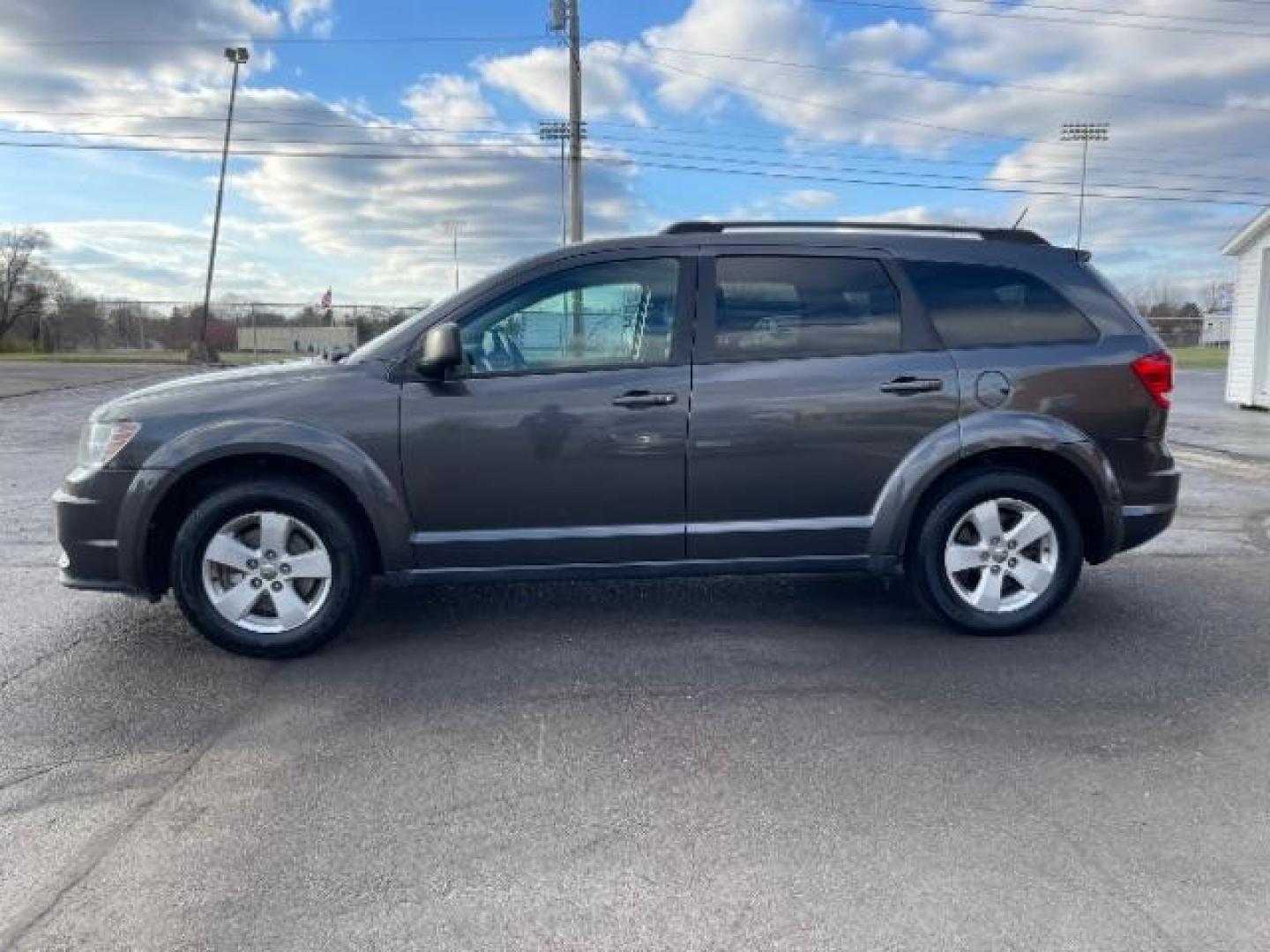 2015 Granite Crystal Met CC Dodge Journey SE (3C4PDCAB9FT) with an 2.4L L4 DOHC 16V engine, 4-Speed Automatic transmission, located at 1230 East Main St, Xenia, OH, 45385, (937) 908-9800, 39.688026, -83.910172 - Photo#4