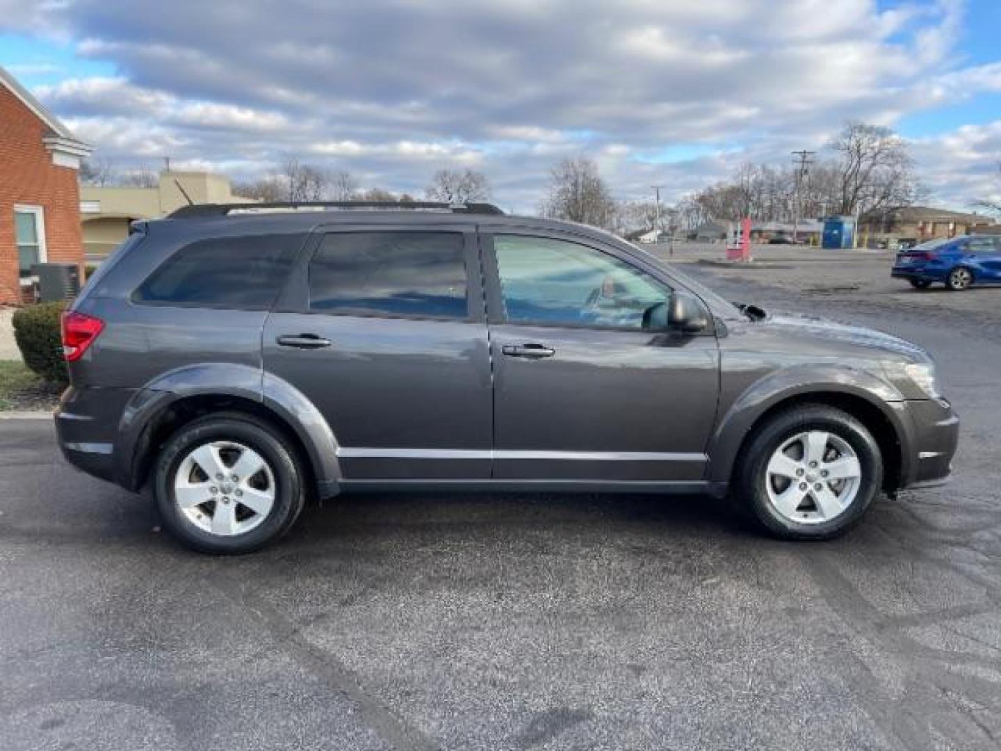 2015 Granite Crystal Met CC Dodge Journey SE (3C4PDCAB9FT) with an 2.4L L4 DOHC 16V engine, 4-Speed Automatic transmission, located at 1230 East Main St, Xenia, OH, 45385, (937) 908-9800, 39.688026, -83.910172 - Photo#5