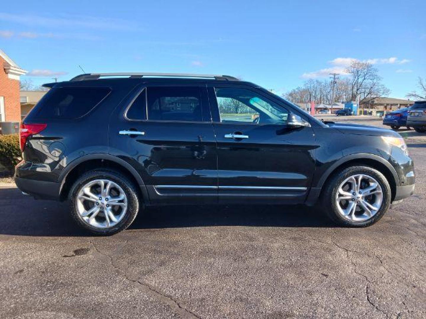 2015 Tuxedo Black Metallic Ford Explorer Limited 4WD (1FM5K8F84FG) with an 3.5L V6 DOHC 24V engine, 6-Speed Automatic transmission, located at 4508 South Dixie Dr, Moraine, OH, 45439, (937) 908-9800, 39.689976, -84.218452 - Photo#4