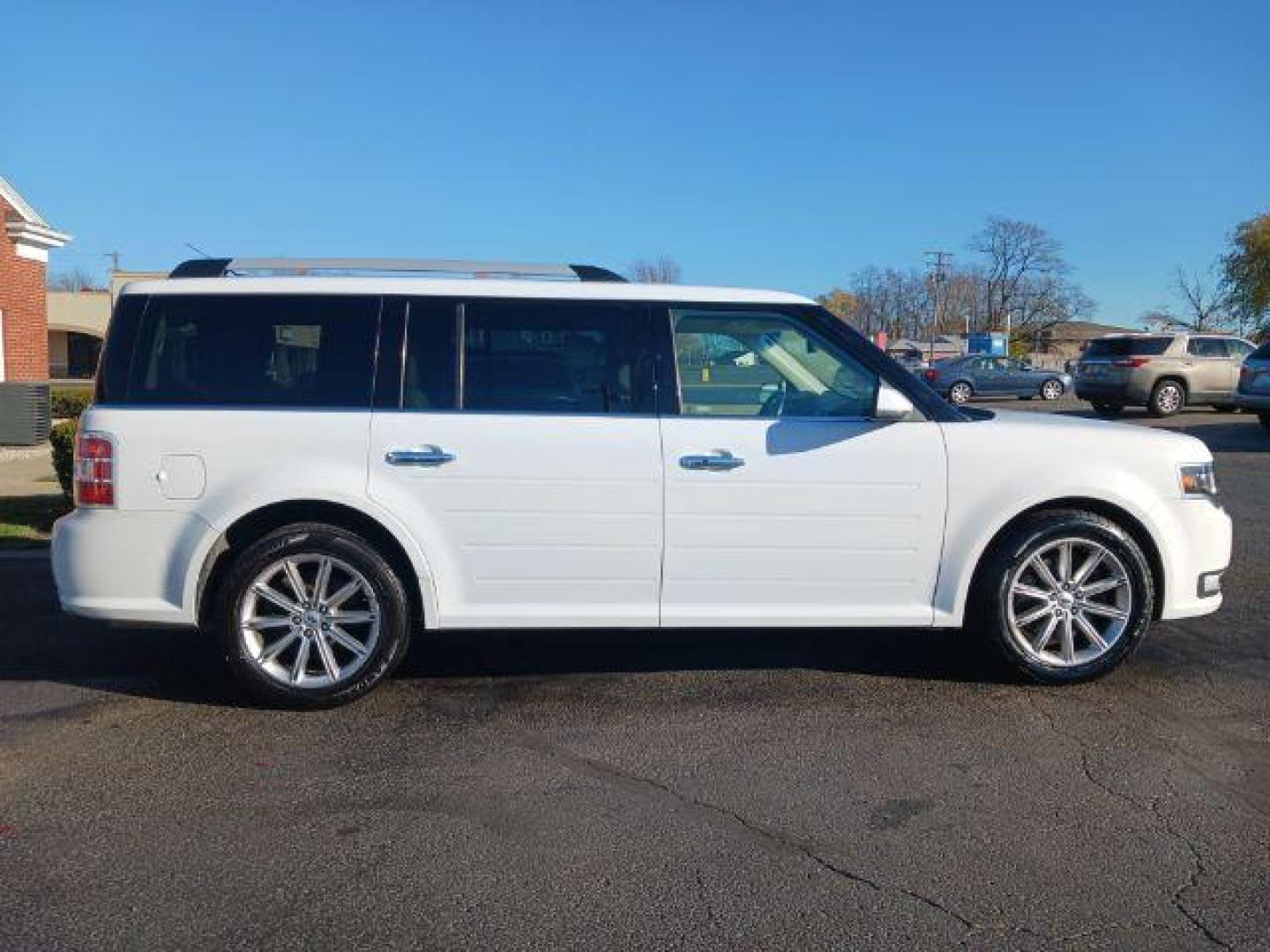 2015 White Platinum Metallic Tri-Coat Ford Flex Limited AWD (2FMHK6D84FB) with an 3.5L V6 DOHC 24V engine, 6-Speed Automatic Overdrive transmission, located at 1230 East Main St, Xenia, OH, 45385, (937) 908-9800, 39.688026, -83.910172 - Photo#4