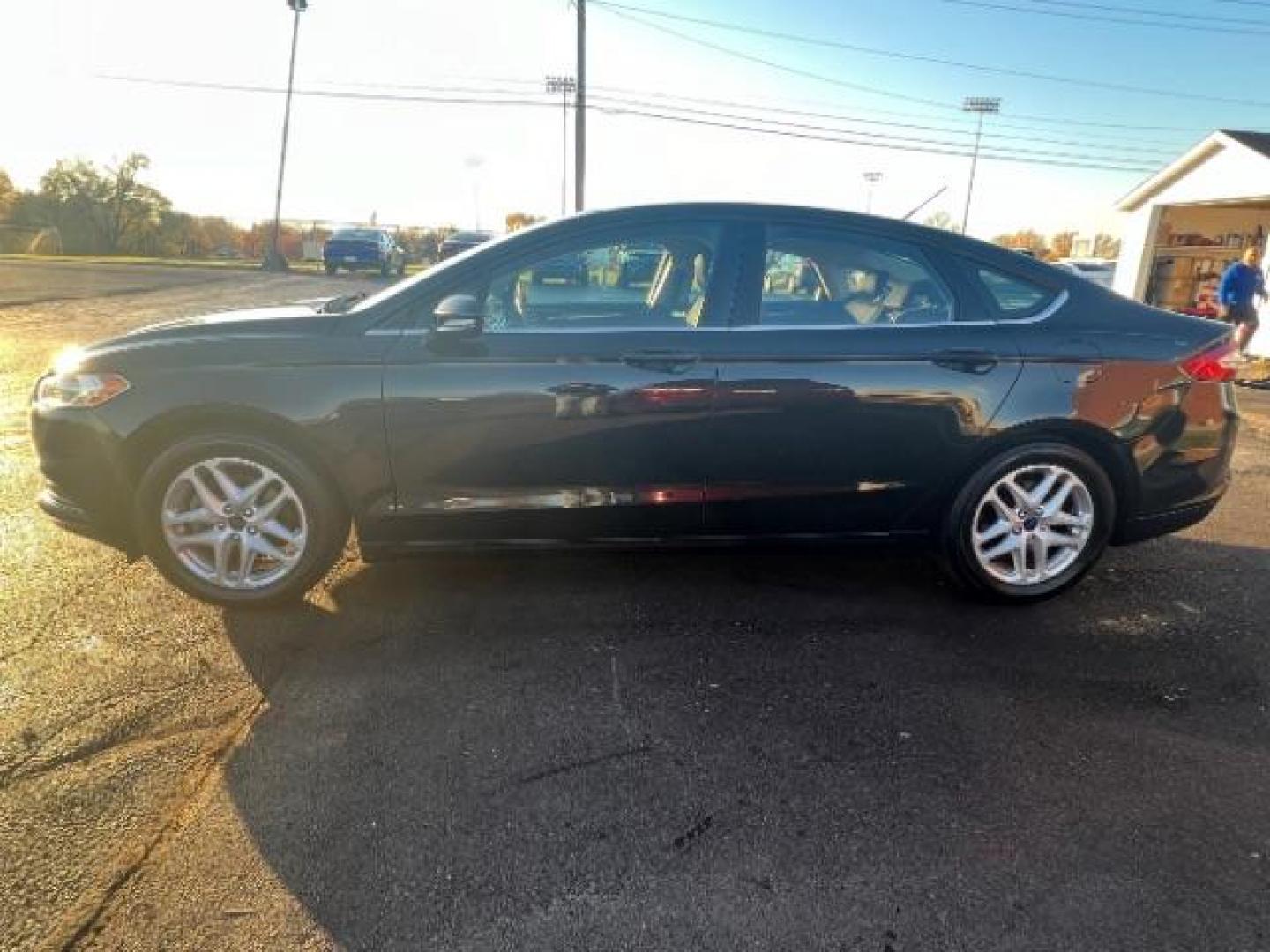 2015 Tuxedo Black Ford Fusion SE (3FA6P0H73FR) with an 2.5L L4 DOHC 16V engine, 6-Speed Automatic transmission, located at 1230 East Main St, Xenia, OH, 45385, (937) 908-9800, 39.688026, -83.910172 - Photo#3