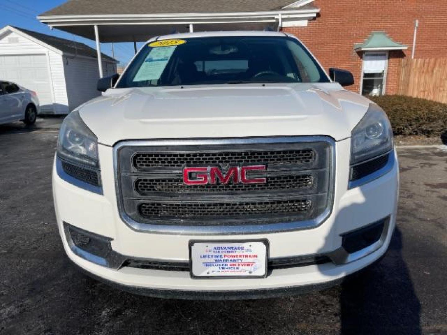 2015 Summit White GMC Acadia SLE-2 AWD (1GKKVPKD3FJ) with an 3.6L V6 DOHC 24V engine, 6-Speed Automatic transmission, located at 1184 Kauffman Ave, Fairborn, OH, 45324, (937) 908-9800, 39.807072, -84.030914 - Photo#2