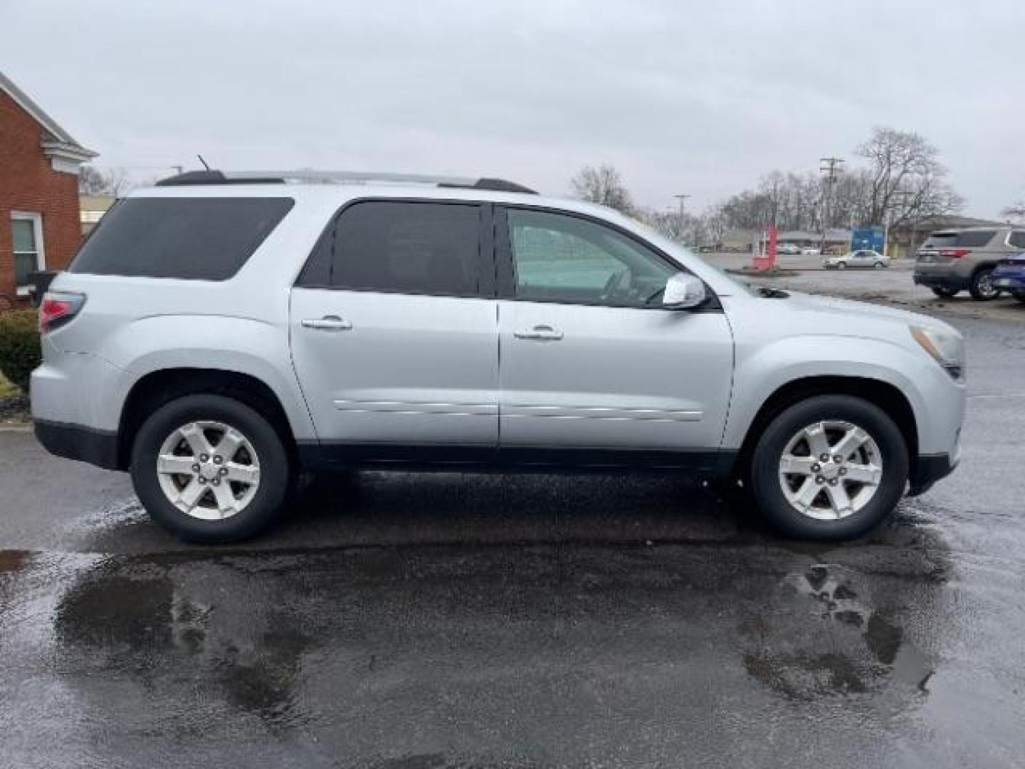 2015 Champagne Silver Metallic GMC Acadia SLE-1 FWD (1GKKRNED9FJ) with an 3.6L V6 DOHC 24V engine, 6-Speed Automatic transmission, located at 1230 East Main St, Xenia, OH, 45385, (937) 908-9800, 39.688026, -83.910172 - Photo#4