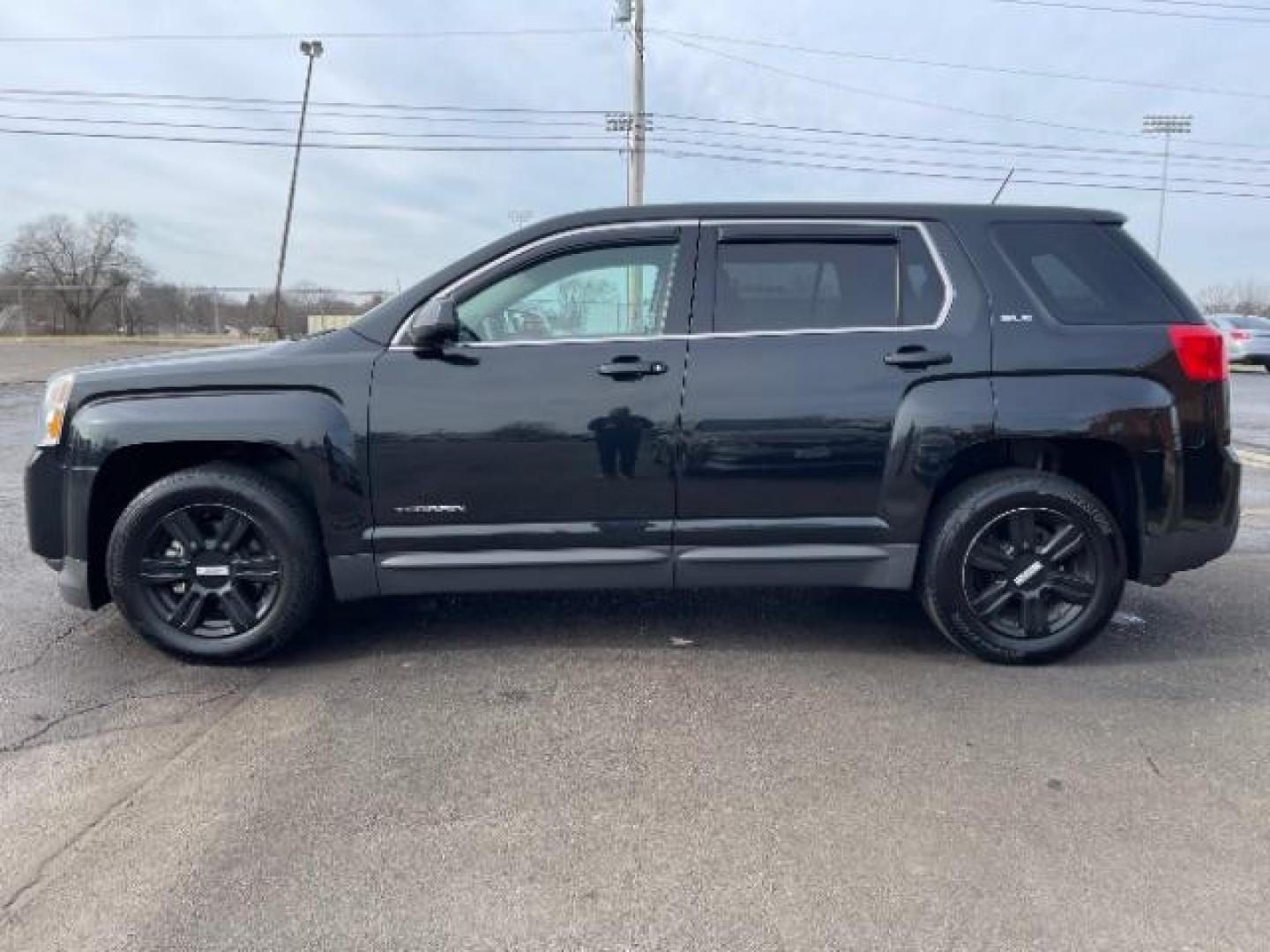 2015 Carbon Black Metallic GMC Terrain SLE1 AWD (2GKFLVEK4F6) with an 2.4L L4 DOHC 16V engine, 6-Speed Automatic transmission, located at 1184 Kauffman Ave, Fairborn, OH, 45324, (937) 908-9800, 39.807072, -84.030914 - Photo#2