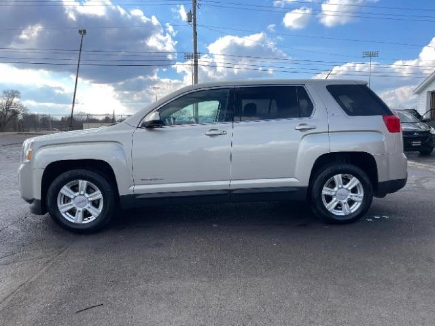 2015 Champagne Silver Metallic GMC Terrain SLE1 FWD (2GKALMEK8F6) with an 2.4L L4 DOHC 16V engine, 6-Speed Automatic transmission, located at 4508 South Dixie Dr, Moraine, OH, 45439, (937) 908-9800, 39.689976, -84.218452 - Photo#4