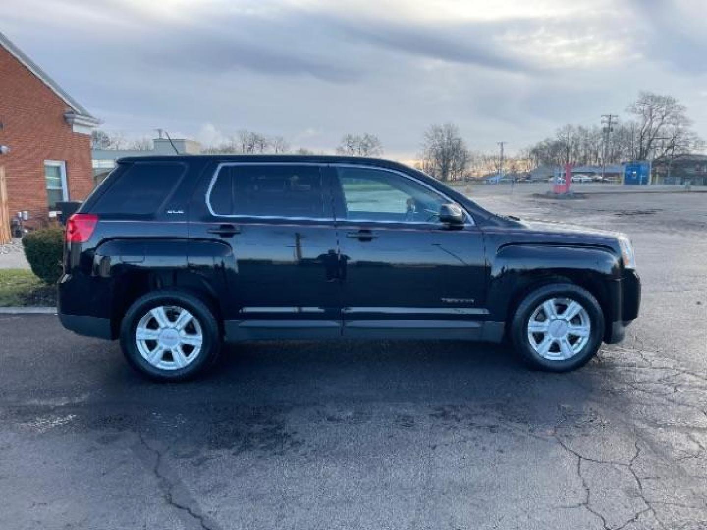 2015 Onyx Black GMC Terrain SLE1 FWD (2GKALMEK1F6) with an 2.4L L4 DOHC 16V engine, 6-Speed Automatic transmission, located at 1951 S Dayton Lakeview Rd., New Carlisle, OH, 45344, (937) 908-9800, 39.890999, -84.050255 - Photo#3