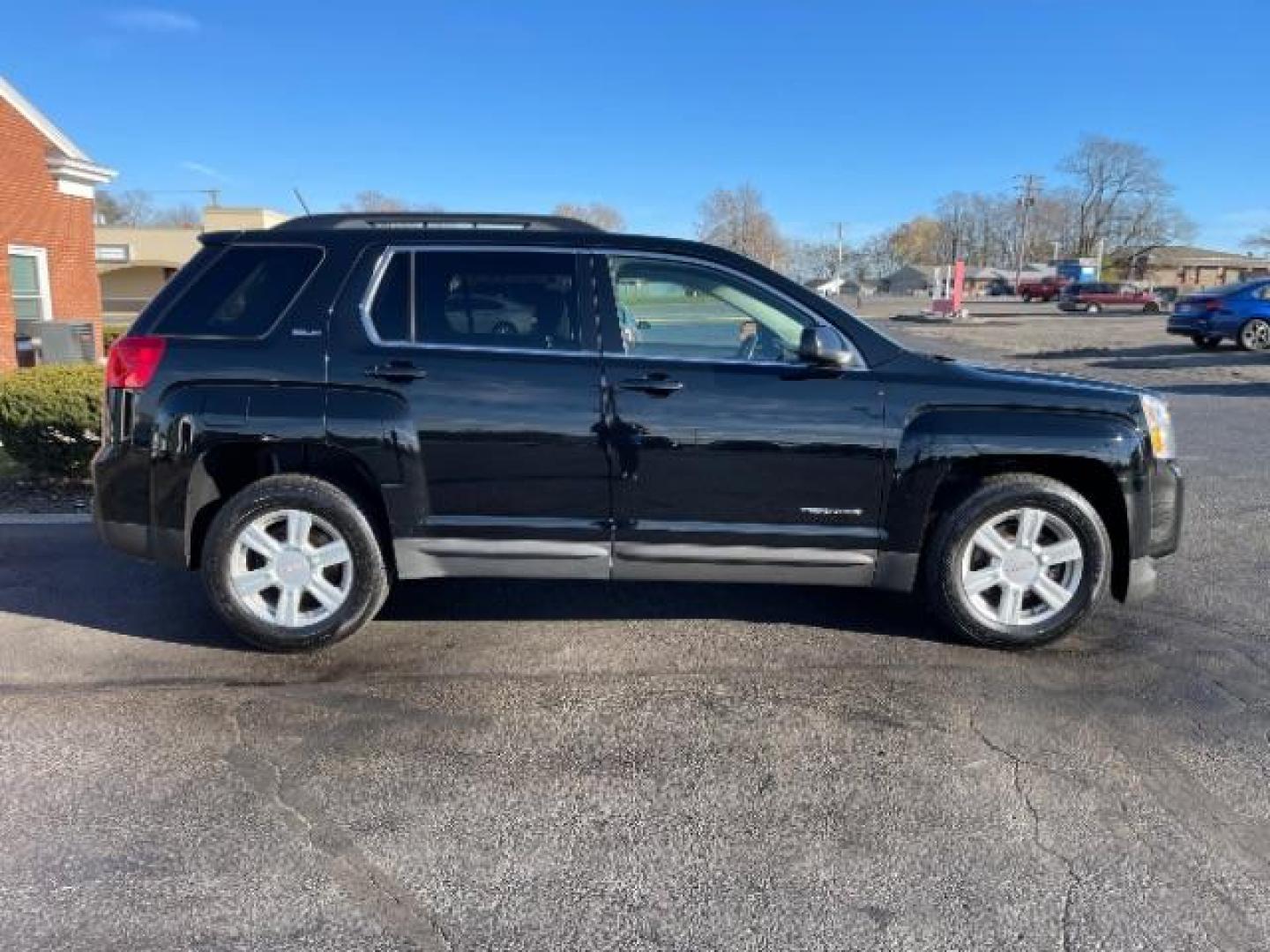 2015 Onyx Black GMC Terrain SLE2 FWD (2GKFLWEK4F6) with an 2.4L L4 DOHC 16V engine, 6-Speed Automatic transmission, located at 880 E. National Road, Vandalia, OH, 45377, (937) 908-9800, 39.891918, -84.183594 - Photo#3