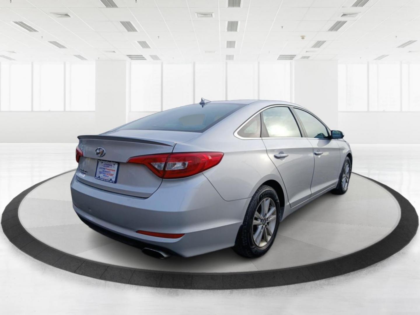 2015 Hyundai Sonata SE (5NPE24AF0FH) with an 2.4L L4 DOHC 16V engine, 7-Speed Automatic transmission, located at 401 Woodman Dr, Riverside, OH, 45431, (937) 908-9800, 39.760899, -84.123421 - 2015 Hyundai Sonata SE - Photo#2