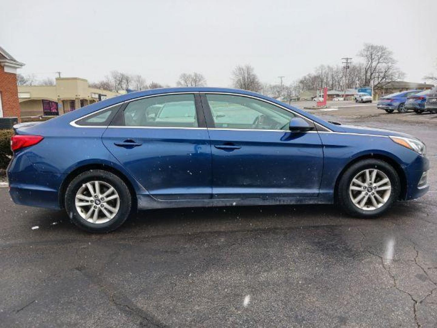 2015 Lakeside Blue Hyundai Sonata SE (5NPE24AFXFH) with an 2.4L L4 DOHC 16V engine, 7-Speed Automatic transmission, located at 1230 East Main St, Xenia, OH, 45385, (937) 908-9800, 39.688026, -83.910172 - Photo#5