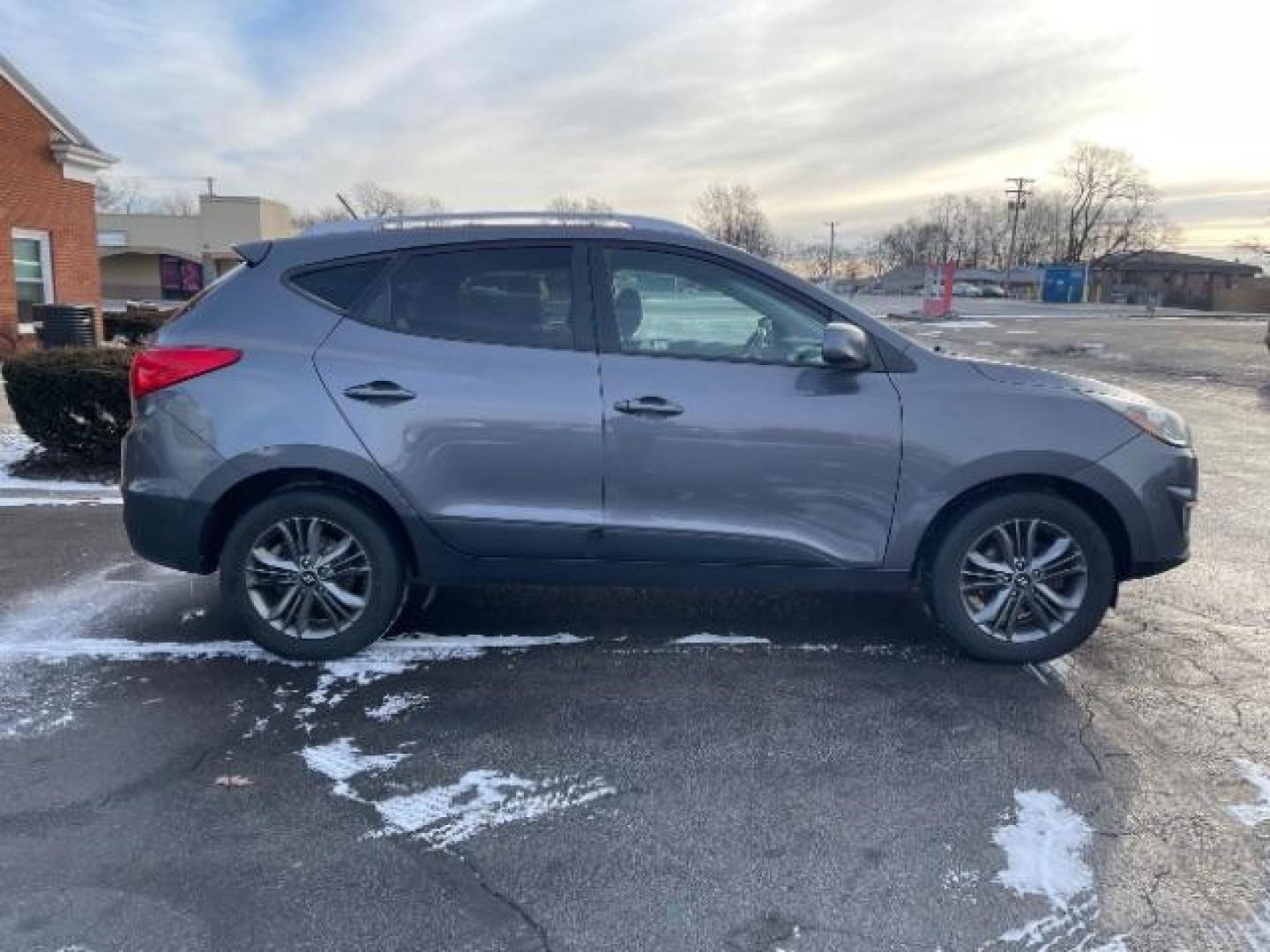 2015 Hyundai Tucson SE AWD (KM8JUCAG4FU) with an 2.4L L4 DOHC 16V engine, 6-Speed Automatic transmission, located at 880 E. National Road, Vandalia, OH, 45377, (937) 908-9800, 39.891918, -84.183594 - 2015 Hyundai Tucson SE AWD - Photo#3