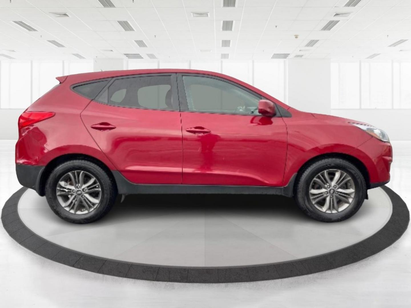 2015 Garnet Red Mica Hyundai Tucson SE AWD (KM8JTCAF6FU) with an 2.0L L4 DOHC 16V engine, 6-Speed Automatic transmission, located at 1230 East Main St, Xenia, OH, 45385, (937) 908-9800, 39.688026, -83.910172 - Photo#1