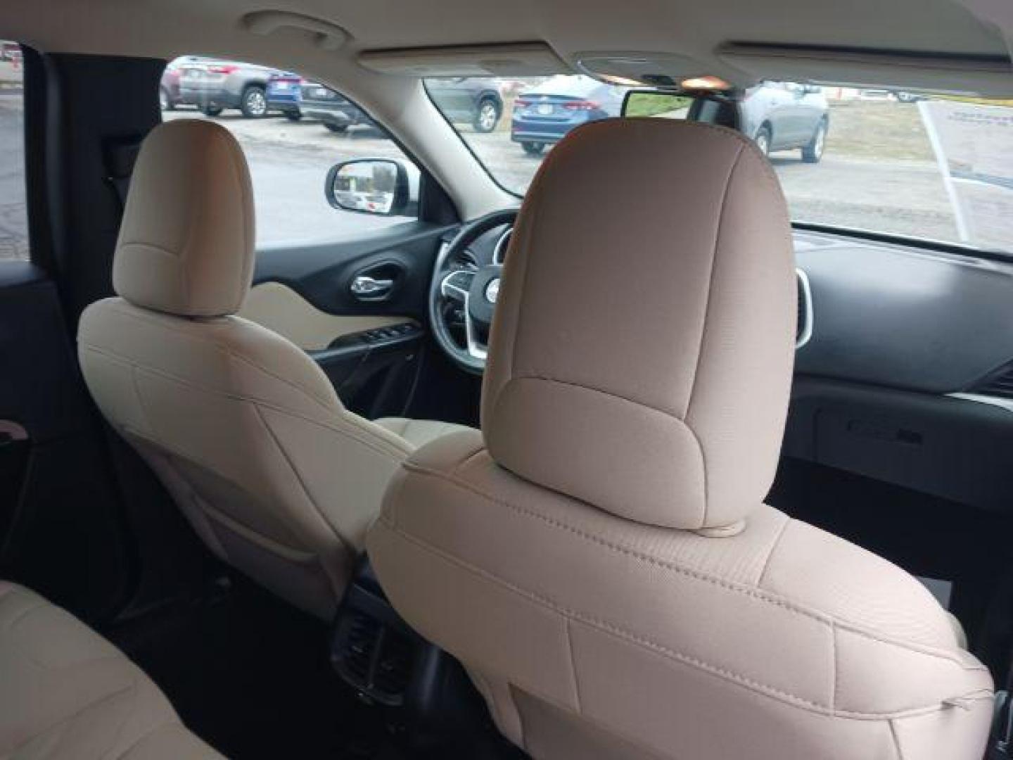 2015 Bright White Clearcoat Jeep Cherokee Latitude 4WD (1C4PJMCS5FW) with an 3.2L V6 DOHC 24V engine, 9-Speed Automatic transmission, located at 4508 South Dixie Dr, Moraine, OH, 45439, (937) 908-9800, 39.689976, -84.218452 - Photo#10