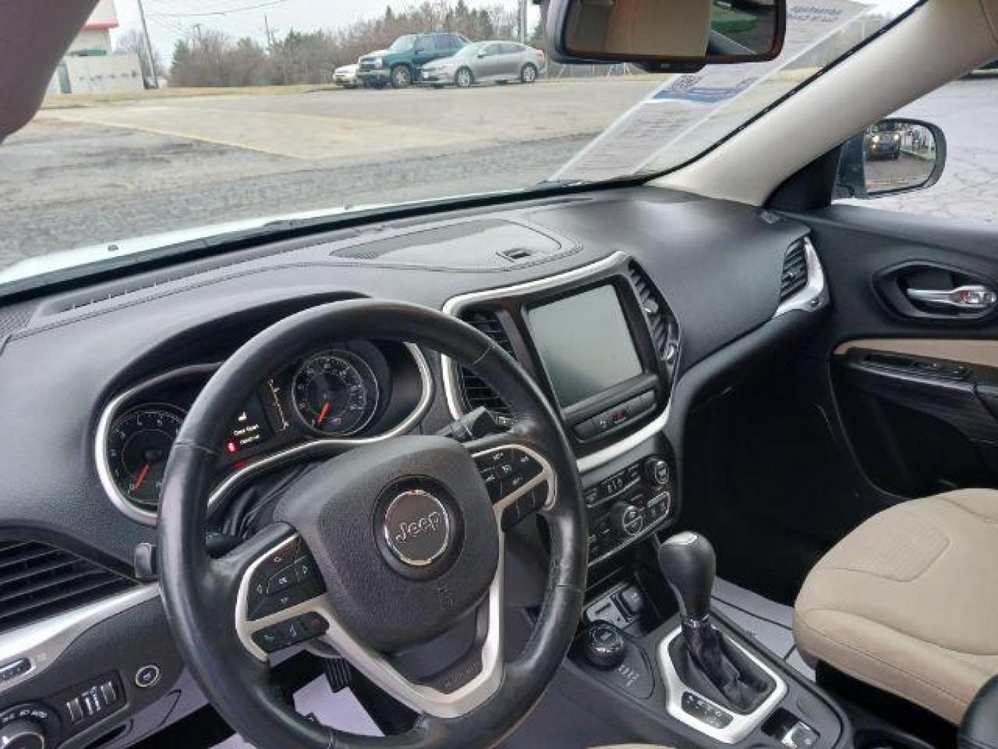 2015 Bright White Clearcoat Jeep Cherokee Latitude 4WD (1C4PJMCS5FW) with an 3.2L V6 DOHC 24V engine, 9-Speed Automatic transmission, located at 4508 South Dixie Dr, Moraine, OH, 45439, (937) 908-9800, 39.689976, -84.218452 - Photo#6