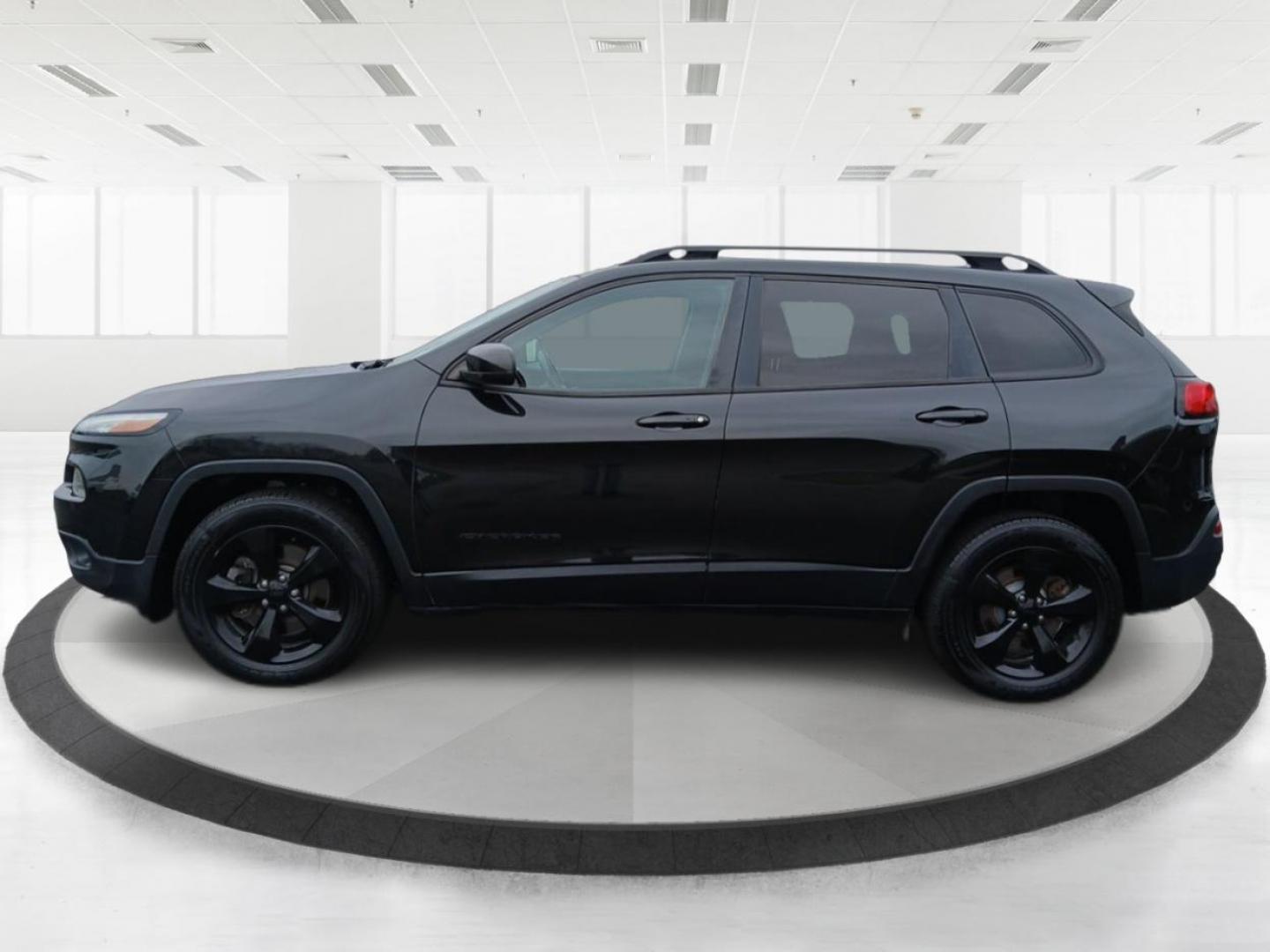 2015 Jeep Cherokee Latitude 4WD (1C4PJMCS5FW) with an 3.2L V6 DOHC 24V engine, 9-Speed Automatic transmission, located at 4508 South Dixie Dr, Moraine, OH, 45439, (937) 908-9800, 39.689976, -84.218452 - 2015 Jeep Cherokee Latitude 4WD - Photo#5