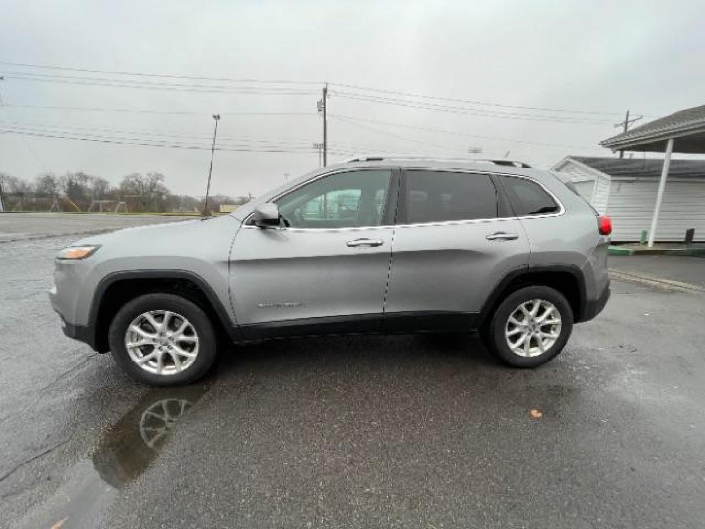 2015 Billet Silver Metallic CC Jeep Cherokee Latitude 4WD (1C4PJMCBXFW) with an 2.4L L4 DOHC 16V engine, 9-Speed Automatic transmission, located at 1099 N County Rd 25A, Troy, OH, 45373, (937) 908-9800, 40.057079, -84.212883 - Photo#2