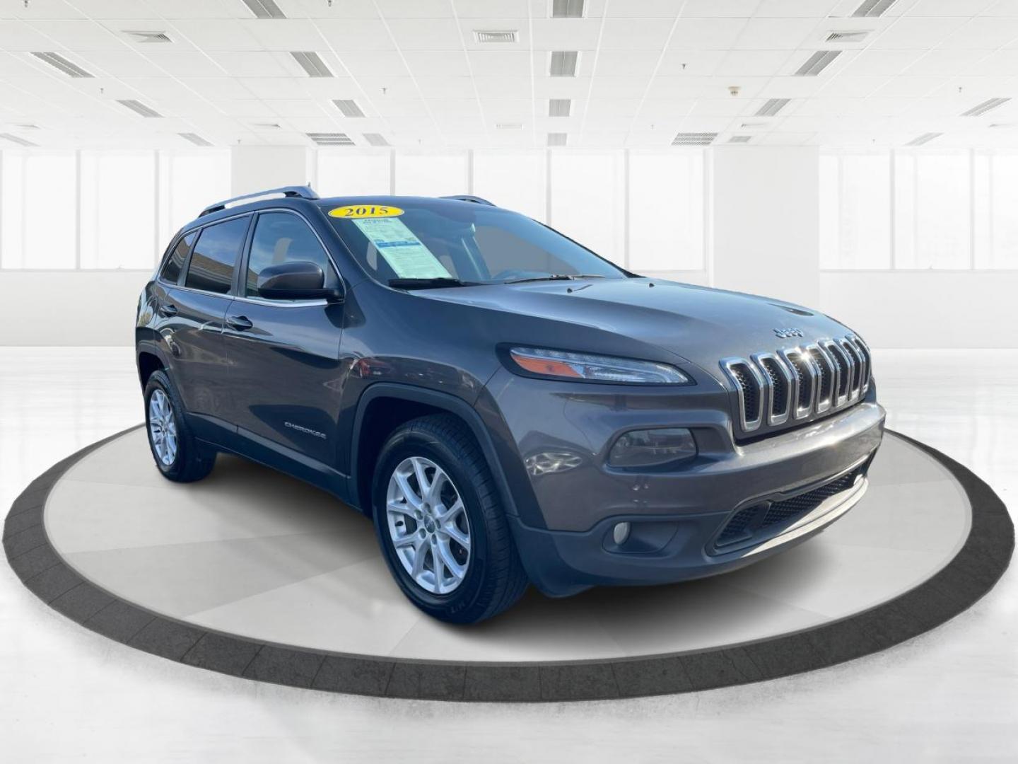 2015 Granite Crystal Met CC Jeep Cherokee Latitude 4WD (1C4PJMCS0FW) with an 3.2L V6 DOHC 24V engine, 9-Speed Automatic transmission, located at 1099 N County Rd 25A, Troy, OH, 45373, (937) 908-9800, 40.057079, -84.212883 - Photo#0