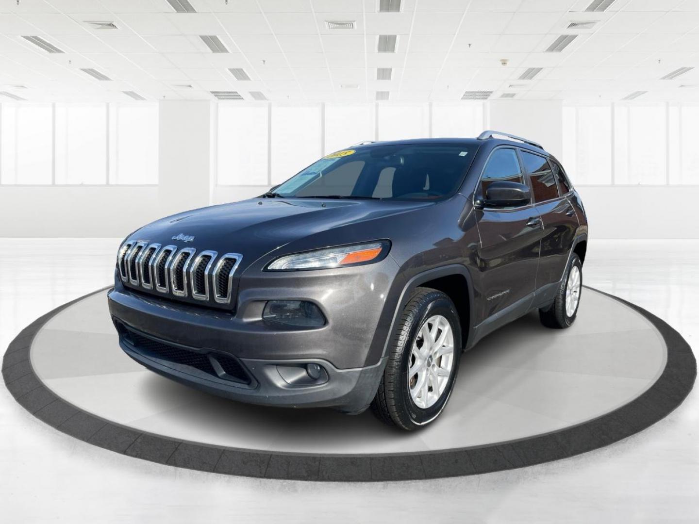 2015 Granite Crystal Met CC Jeep Cherokee Latitude 4WD (1C4PJMCS0FW) with an 3.2L V6 DOHC 24V engine, 9-Speed Automatic transmission, located at 1099 N County Rd 25A, Troy, OH, 45373, (937) 908-9800, 40.057079, -84.212883 - Photo#7