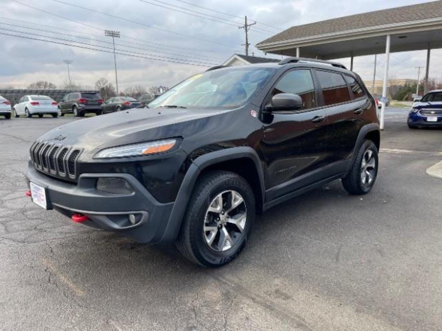 2015 Brilliant Black Crystal P Jeep Cherokee Trailhawk 4WD (1C4PJMBS8FW) with an 3.2L V6 DOHC 24V engine, 9-Speed Automatic transmission, located at 1230 East Main St, Xenia, OH, 45385, (937) 908-9800, 39.688026, -83.910172 - Photo#1