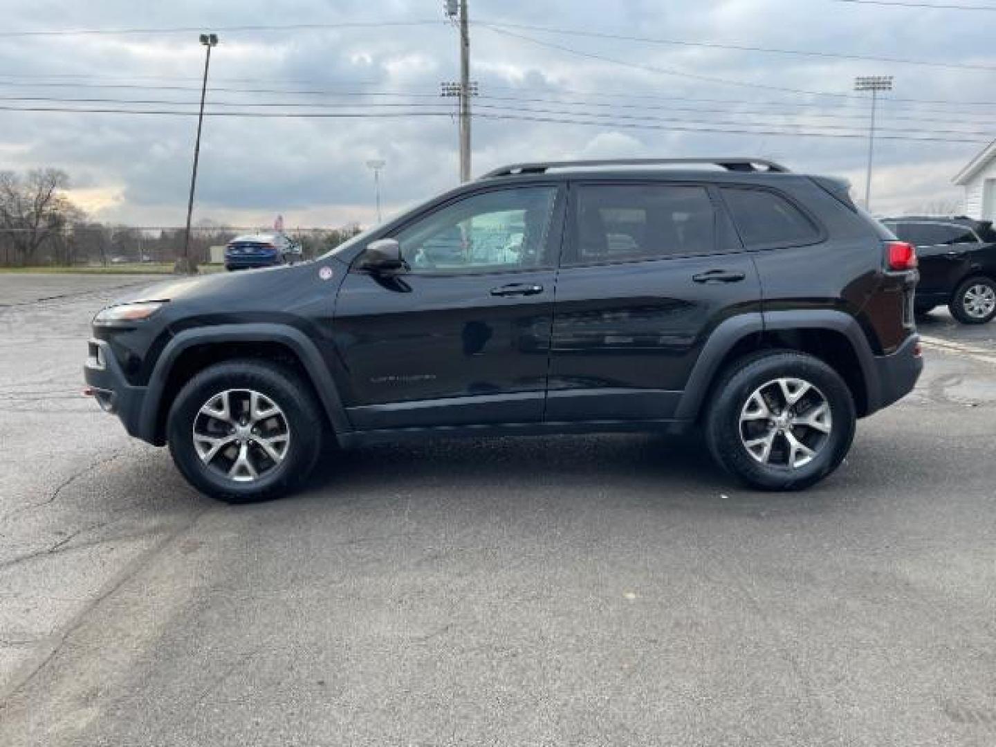 2015 Brilliant Black Crystal P Jeep Cherokee Trailhawk 4WD (1C4PJMBS8FW) with an 3.2L V6 DOHC 24V engine, 9-Speed Automatic transmission, located at 1230 East Main St, Xenia, OH, 45385, (937) 908-9800, 39.688026, -83.910172 - Photo#2