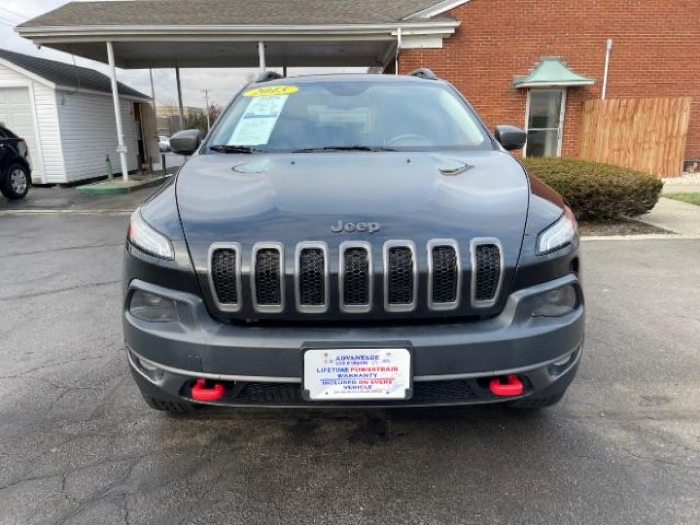 2015 Brilliant Black Crystal P Jeep Cherokee Trailhawk 4WD (1C4PJMBS8FW) with an 3.2L V6 DOHC 24V engine, 9-Speed Automatic transmission, located at 1230 East Main St, Xenia, OH, 45385, (937) 908-9800, 39.688026, -83.910172 - Photo#5