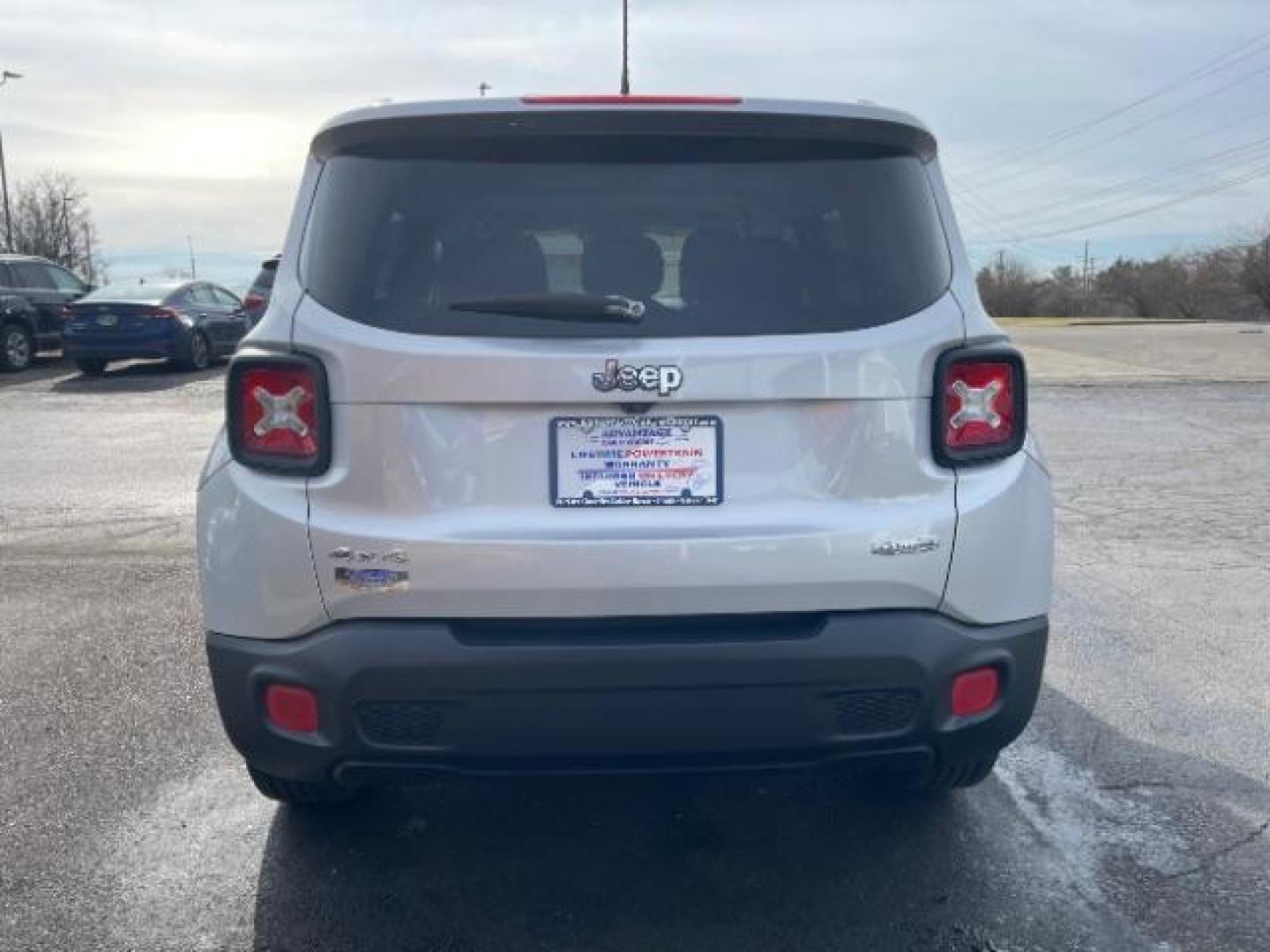 2015 Glacier Metallic Jeep Renegade Latitude 4WD (ZACCJBBT2FP) with an 2.4L L4 DOHC 16V engine, 6-Speed Manual transmission, located at 1184 Kauffman Ave, Fairborn, OH, 45324, (937) 908-9800, 39.807072, -84.030914 - Photo#5