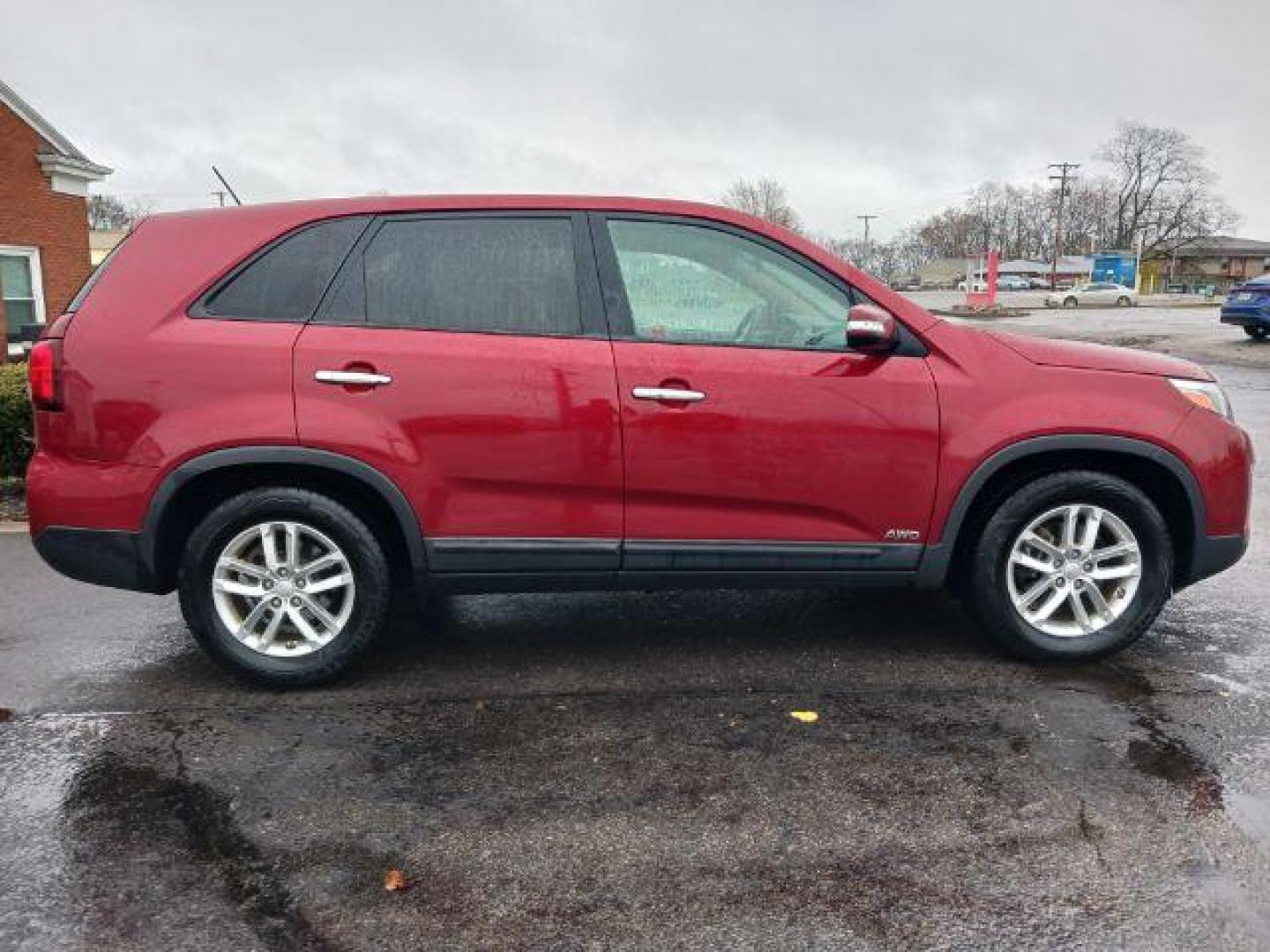 2015 Remington Red Metallic Kia Sorento LX AWD (5XYKTCA66FG) with an 2.4L L4 DOHC 16V engine, 6-Speed Automatic transmission, located at 1230 East Main St, Xenia, OH, 45385, (937) 908-9800, 39.688026, -83.910172 - Photo#4