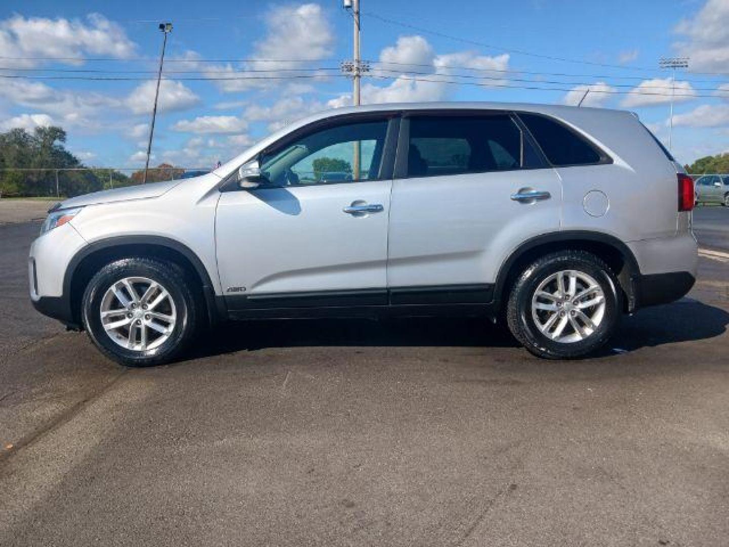 2015 Bright Silver Kia Sorento LX AWD (5XYKTCA66FG) with an 2.4L L4 DOHC 16V engine, 6-Speed Automatic transmission, located at 1230 East Main St, Xenia, OH, 45385, (937) 908-9800, 39.688026, -83.910172 - Photo#3