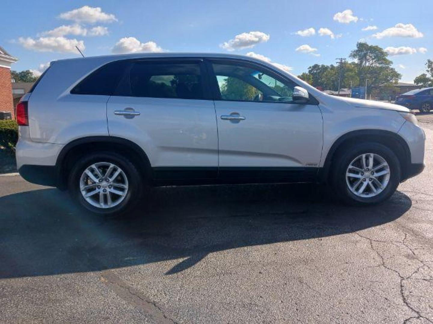 2015 Bright Silver Kia Sorento LX AWD (5XYKTCA66FG) with an 2.4L L4 DOHC 16V engine, 6-Speed Automatic transmission, located at 1230 East Main St, Xenia, OH, 45385, (937) 908-9800, 39.688026, -83.910172 - Photo#4