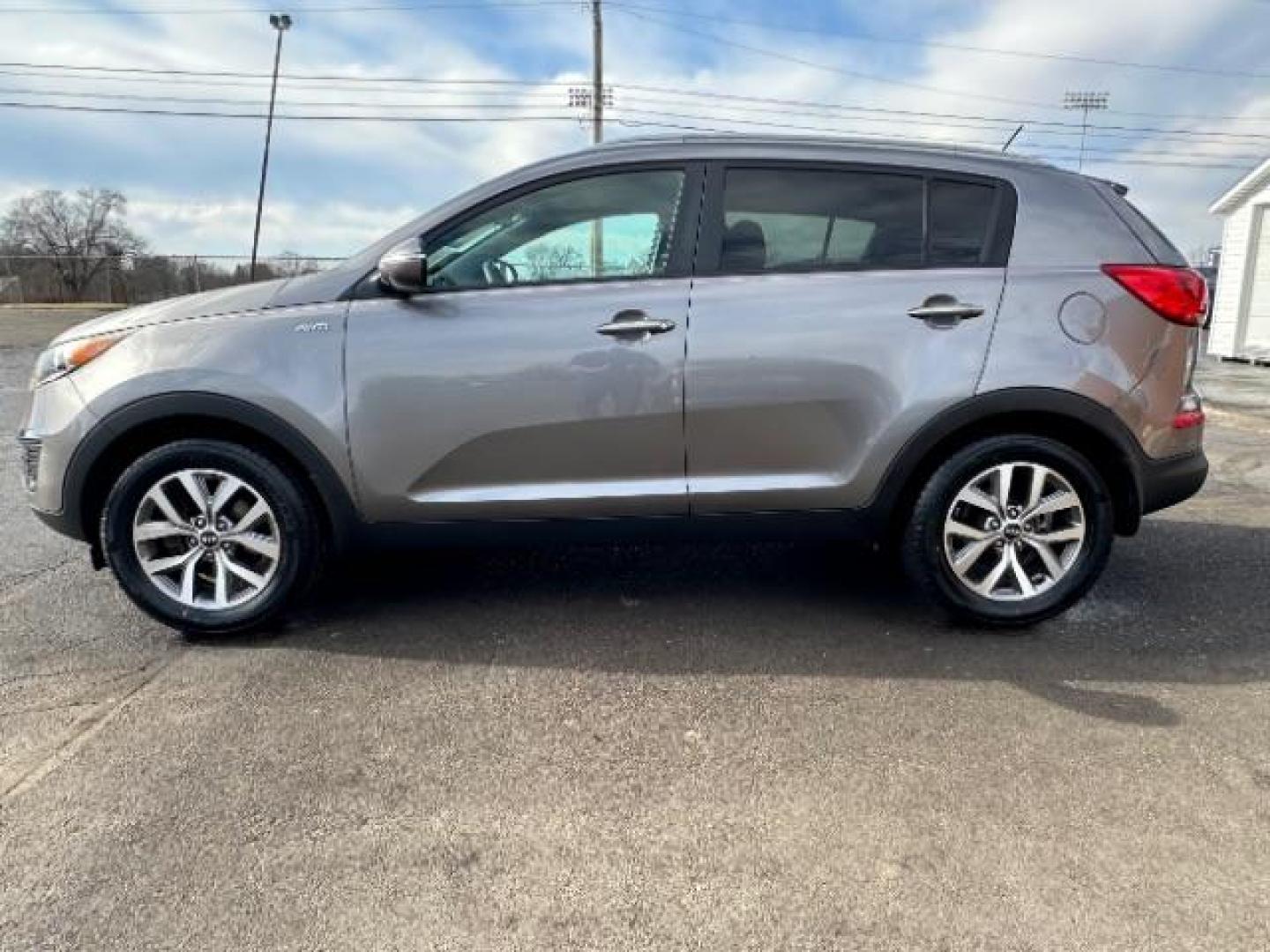 2015 Mineral Silver Kia Sportage LX AWD (KNDPBCAC5F7) with an 2.4L V6 DOHC 24V engine, 6-Speed Automatic transmission, located at 1230 East Main St, Xenia, OH, 45385, (937) 908-9800, 39.688026, -83.910172 - Photo#3