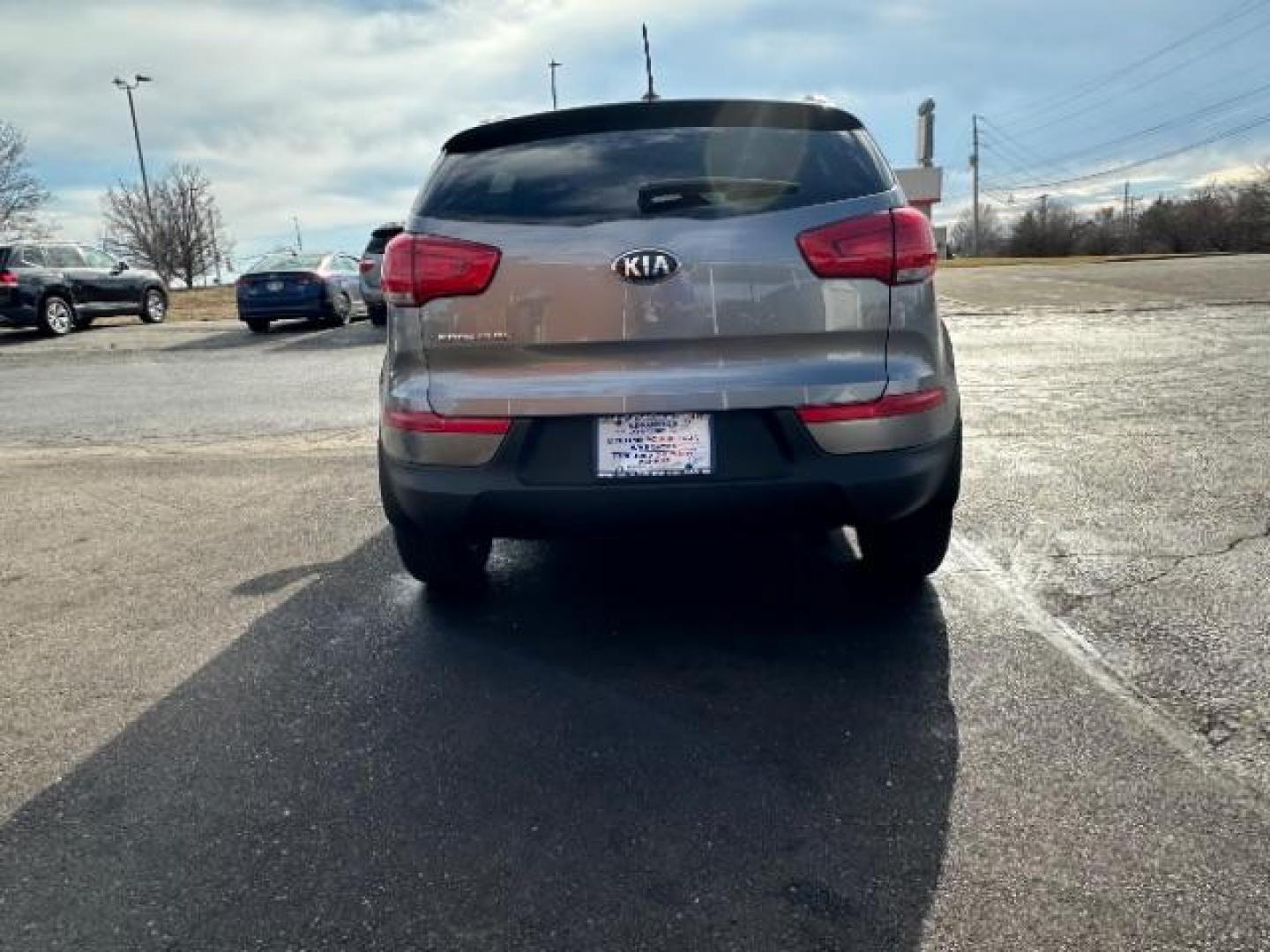 2015 Mineral Silver Kia Sportage LX AWD (KNDPBCAC5F7) with an 2.4L V6 DOHC 24V engine, 6-Speed Automatic transmission, located at 1230 East Main St, Xenia, OH, 45385, (937) 908-9800, 39.688026, -83.910172 - Photo#4