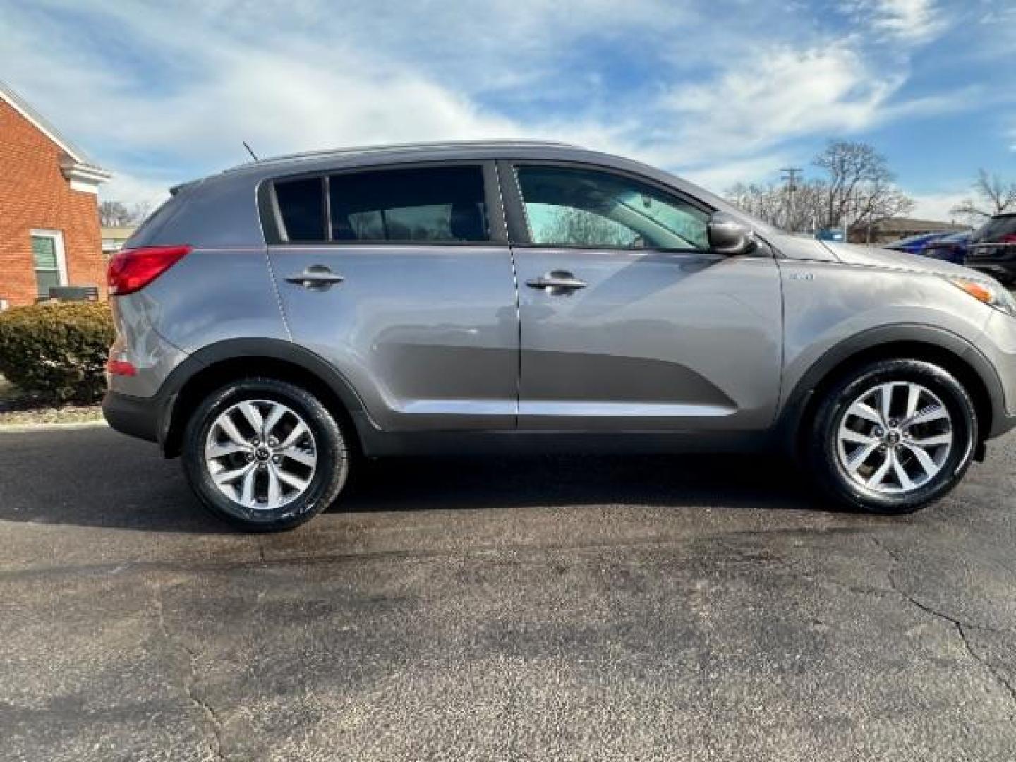 2015 Mineral Silver Kia Sportage LX AWD (KNDPBCAC5F7) with an 2.4L V6 DOHC 24V engine, 6-Speed Automatic transmission, located at 1230 East Main St, Xenia, OH, 45385, (937) 908-9800, 39.688026, -83.910172 - Photo#5