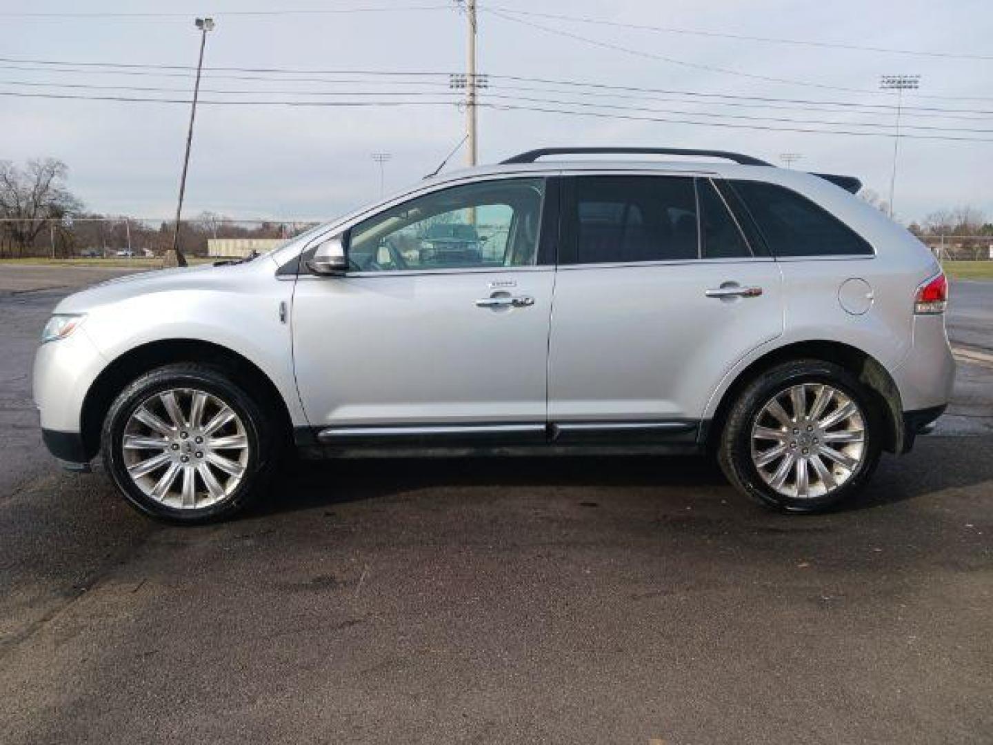 2015 Ingot Silver Metallic Lincoln MKX AWD (2LMDJ8JK1FB) with an 3.7L V6 DOHC 24V engine, 6-Speed Automatic transmission, located at 1951 S Dayton Lakeview Rd., New Carlisle, OH, 45344, (937) 908-9800, 39.890999, -84.050255 - Photo#3