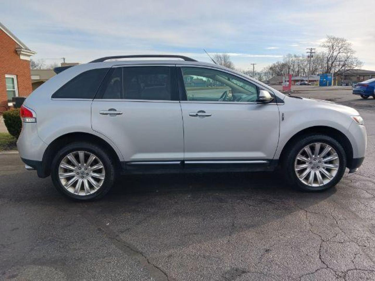 2015 Ingot Silver Metallic Lincoln MKX AWD (2LMDJ8JK1FB) with an 3.7L V6 DOHC 24V engine, 6-Speed Automatic transmission, located at 1951 S Dayton Lakeview Rd., New Carlisle, OH, 45344, (937) 908-9800, 39.890999, -84.050255 - Photo#4