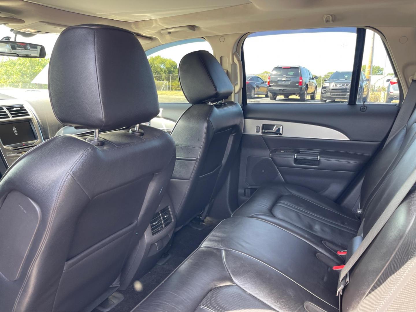 2015 Tuxedo Black Metallic Lincoln MKX AWD (2LMDJ8JK2FB) with an 3.7L V6 DOHC 24V engine, 6-Speed Automatic transmission, located at 880 E. National Road, Vandalia, OH, 45377, (937) 908-9800, 39.891918, -84.183594 - Photo#9