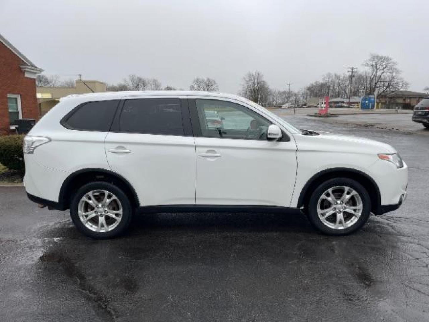 2015 Diamond White Mitsubishi Outlander SE S-AWC (JA4AZ3A33FZ) with an 2.4L L4 DOHC 16V engine, 6-Speed Automatic transmission, located at 1099 N County Rd 25A, Troy, OH, 45373, (937) 908-9800, 40.057079, -84.212883 - Photo#4