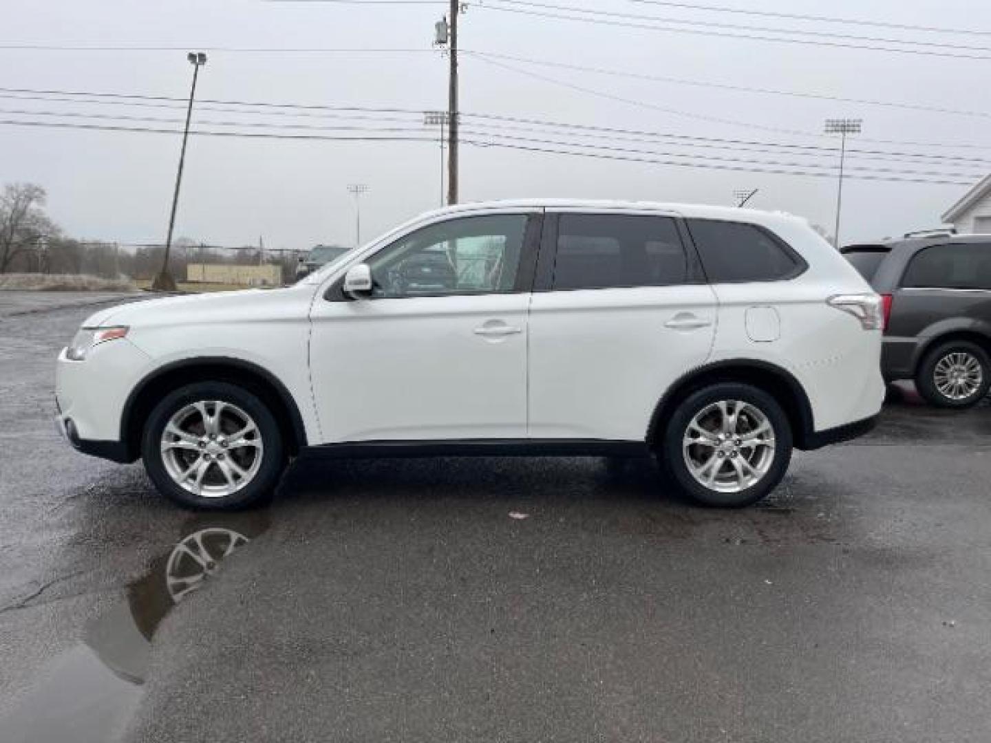 2015 Diamond White Mitsubishi Outlander SE S-AWC (JA4AZ3A33FZ) with an 2.4L L4 DOHC 16V engine, 6-Speed Automatic transmission, located at 1099 N County Rd 25A, Troy, OH, 45373, (937) 908-9800, 40.057079, -84.212883 - Photo#5