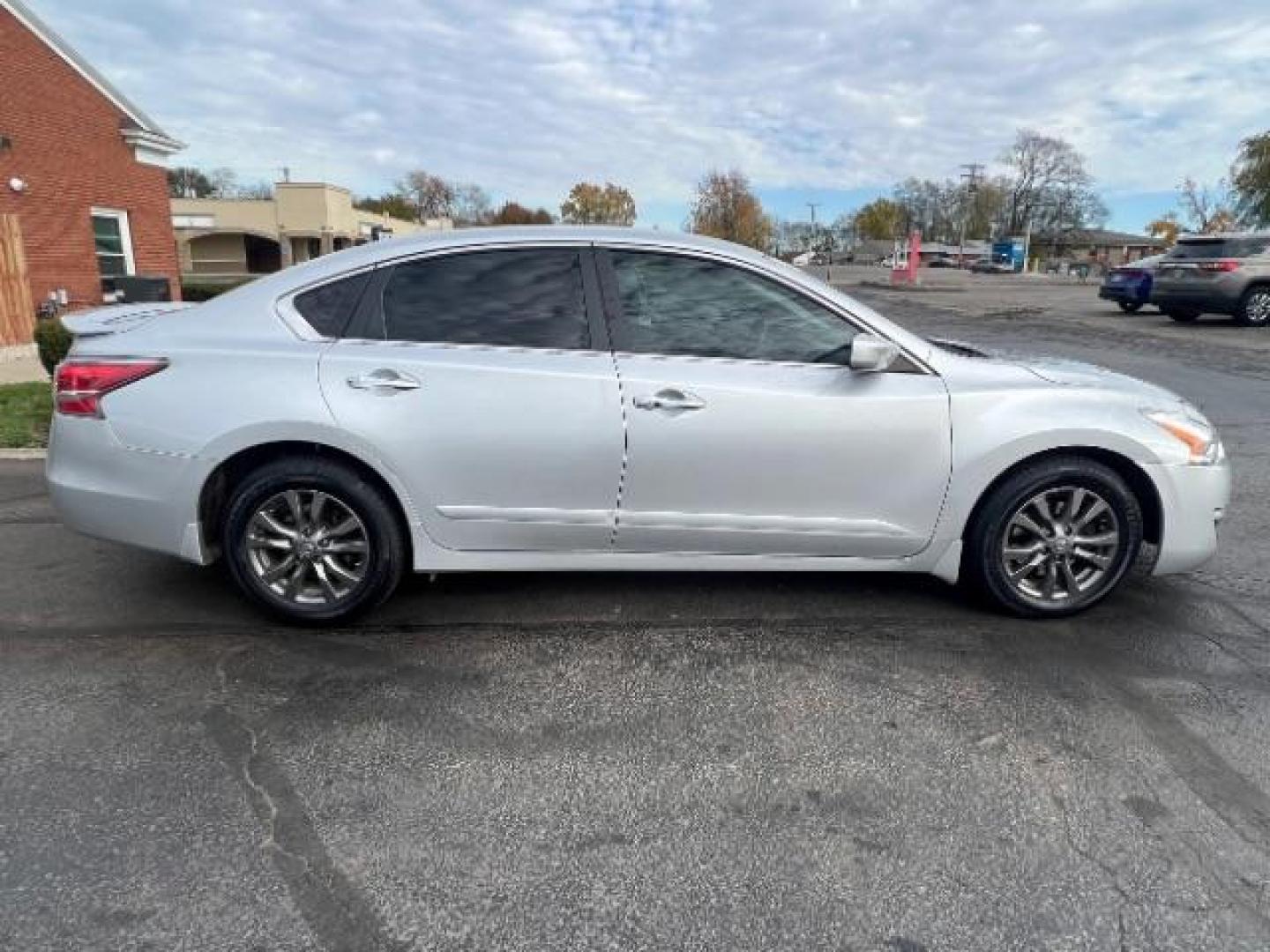 2015 Brilliant Silver Nissan Altima 2.5 S (1N4AL3AP0FC) with an 2.5L L4 DOHC 16V engine, Continuously Variable Transmission transmission, located at 401 Woodman Dr, Riverside, OH, 45431, (937) 908-9800, 39.760899, -84.123421 - Photo#5