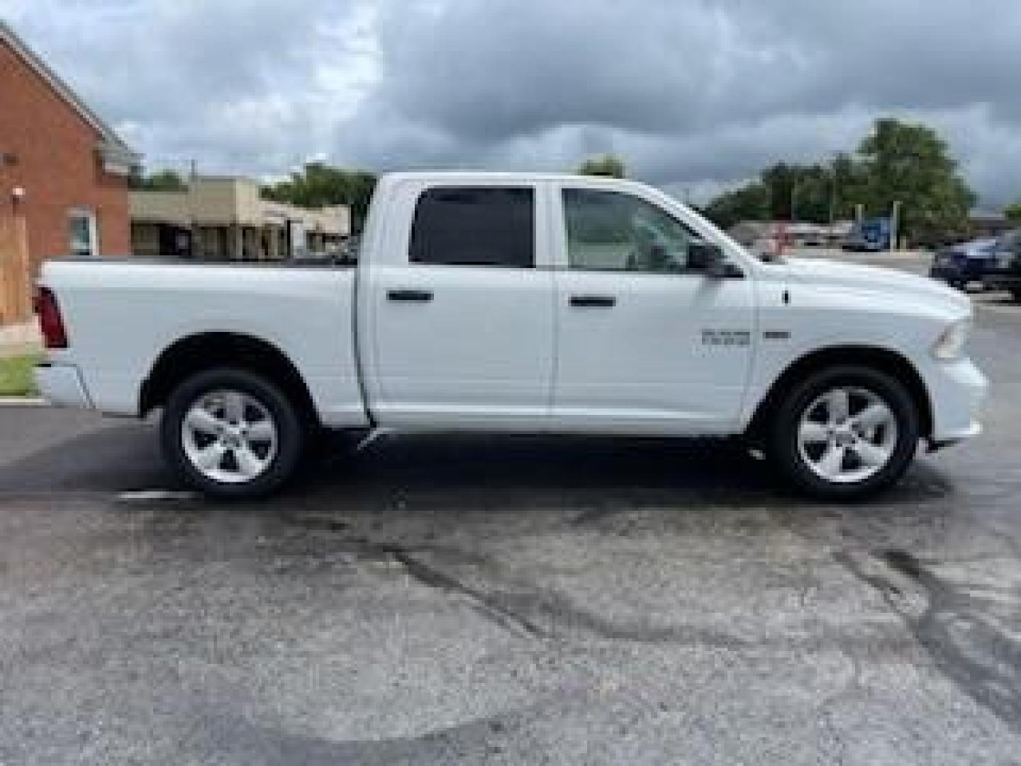 2015 White RAM 1500 Tradesman Crew Cab SWB 4WD (3C6RR7KT5FG) with an 5.7L V8 OHV 16V engine, 8-Speed Automatic transmission, located at 1099 N County Rd 25A, Troy, OH, 45373, (937) 908-9800, 40.057079, -84.212883 - Photo#3