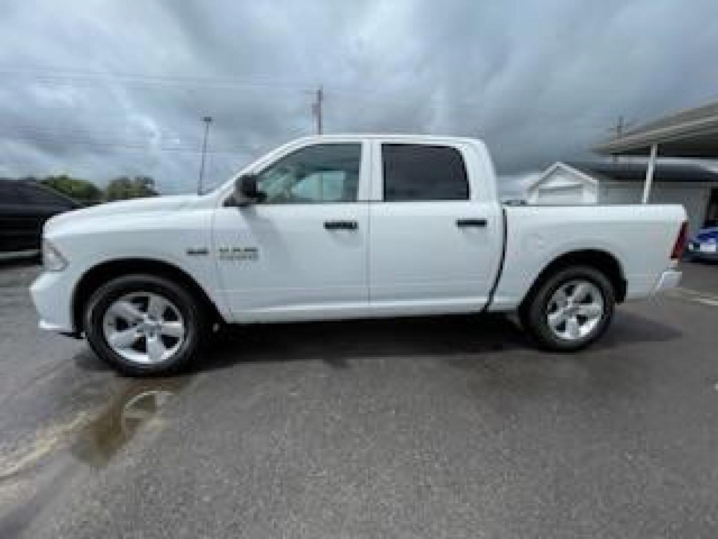 2015 White RAM 1500 Tradesman Crew Cab SWB 4WD (3C6RR7KT5FG) with an 5.7L V8 OHV 16V engine, 8-Speed Automatic transmission, located at 1099 N County Rd 25A, Troy, OH, 45373, (937) 908-9800, 40.057079, -84.212883 - Photo#5