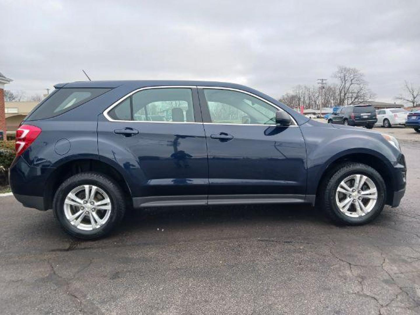 2016 Blue Velvet Metallic Chevrolet Equinox LS 2WD (2GNALBEK2G1) with an 2.4L L4 DOHC 16V FFV engine, 6-Speed Automatic transmission, located at 1230 East Main St, Xenia, OH, 45385, (937) 908-9800, 39.688026, -83.910172 - Photo#4