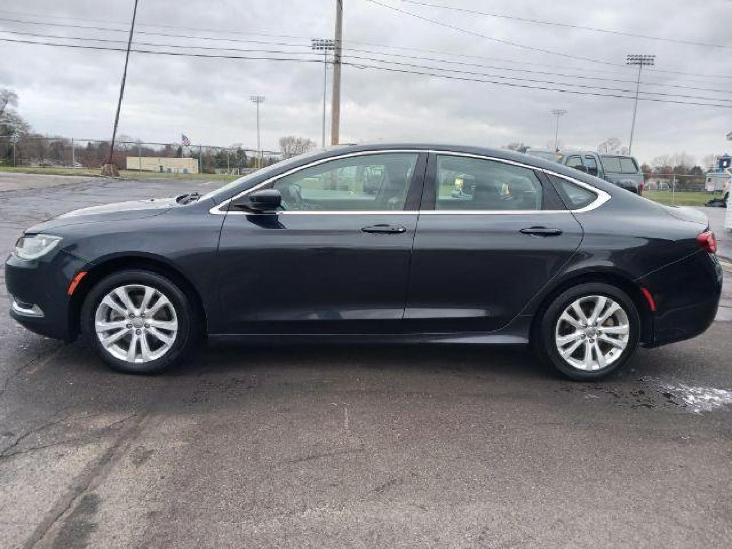 2016 Maximum Steel Metallic Clear Coat Chrysler 200 Limited (1C3CCCABXGN) with an 2.4L L4 DOHC 16V engine, 9-Speed Automatic transmission, located at 4508 South Dixie Dr, Moraine, OH, 45439, (937) 908-9800, 39.689976, -84.218452 - Photo#3