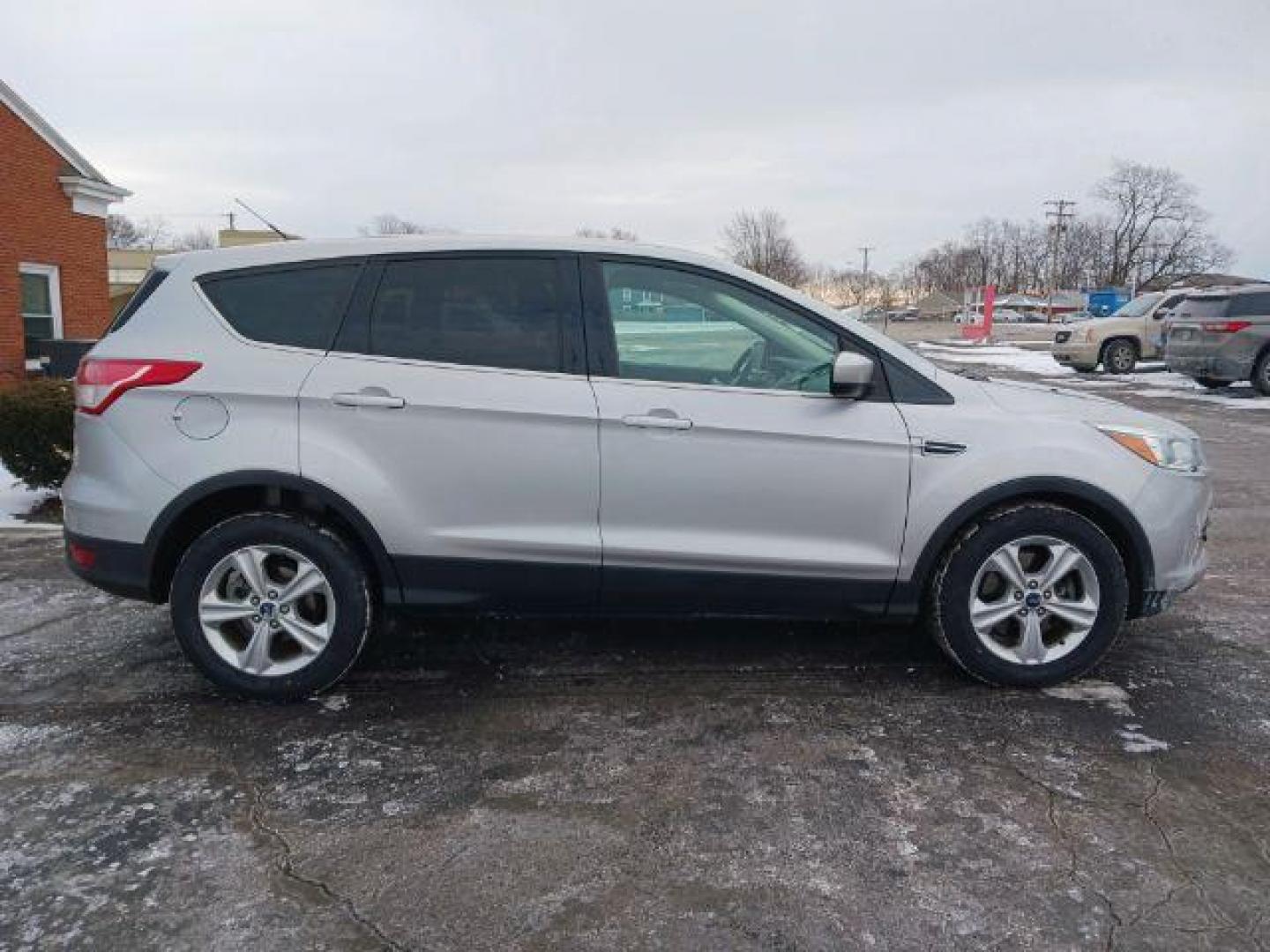 2016 Ingot Silver Metallic Ford Escape SE 4WD (1FMCU9G96GU) with an 2.0L L4 DOHC 16V engine, 6-Speed Automatic transmission, located at 880 E. National Road, Vandalia, OH, 45377, (937) 908-9800, 39.891918, -84.183594 - Photo#4