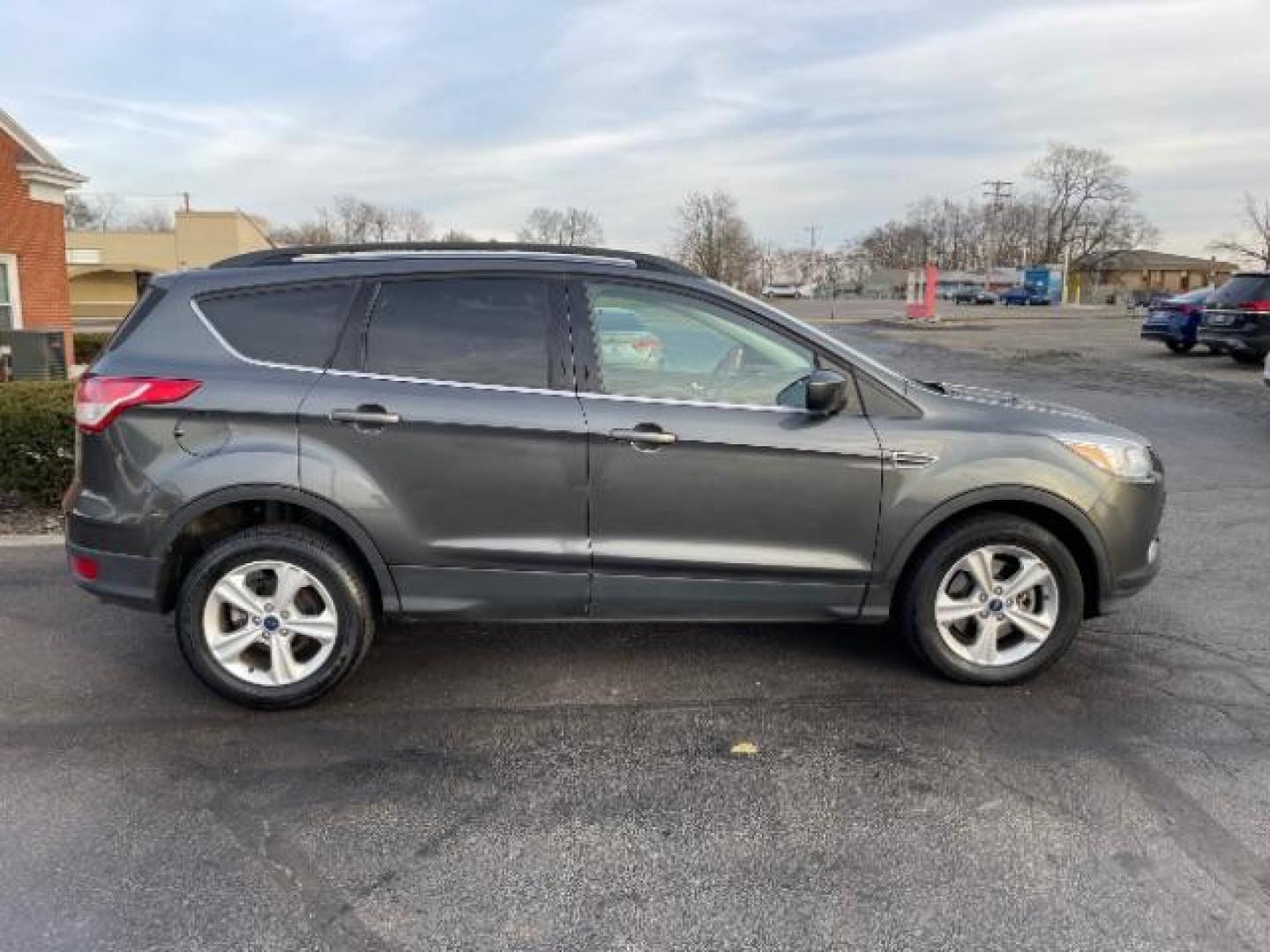 2016 Magnetic Metallic Ford Escape SE 4WD (1FMCU9G99GU) with an 2.0L L4 DOHC 16V engine, 6-Speed Automatic transmission, located at 1230 East Main St, Xenia, OH, 45385, (937) 908-9800, 39.688026, -83.910172 - Photo#3