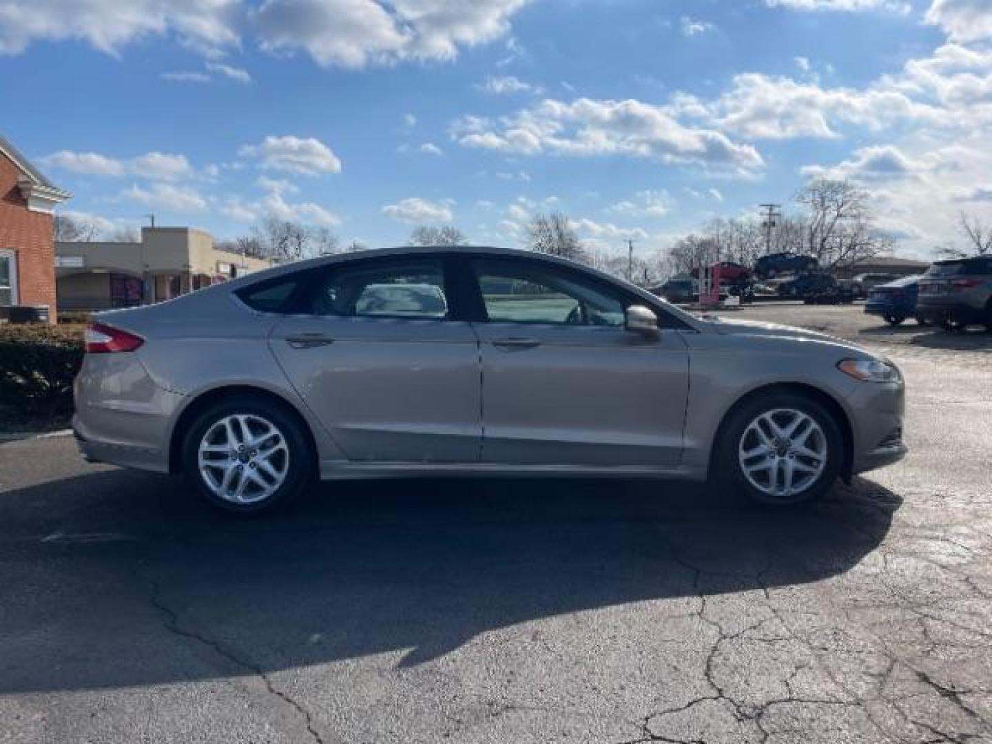 2016 Brown Ford Fusion SE (3FA6P0H70GR) with an 2.5L L4 DOHC 16V engine, 6-Speed Automatic transmission, located at 1184 Kauffman Ave, Fairborn, OH, 45324, (937) 908-9800, 39.807072, -84.030914 - Photo#3