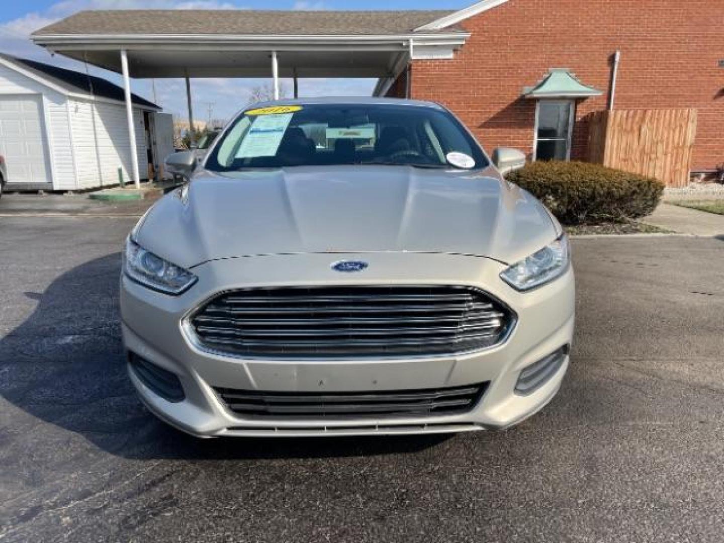 2016 Brown Ford Fusion SE (3FA6P0H70GR) with an 2.5L L4 DOHC 16V engine, 6-Speed Automatic transmission, located at 1184 Kauffman Ave, Fairborn, OH, 45324, (937) 908-9800, 39.807072, -84.030914 - Photo#4