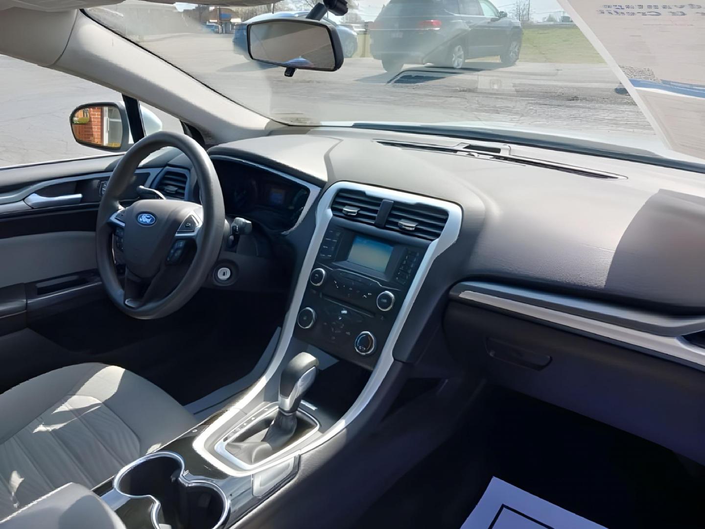 2016 Oxford White Clearcoat Ford Fusion (3FA6P0G78GR) with an 2.5L L4 DOHC 16V engine, 6-Speed Automatic transmission, located at 1184 Kauffman Ave, Fairborn, OH, 45324, (937) 908-9800, 39.807072, -84.030914 - Photo#9