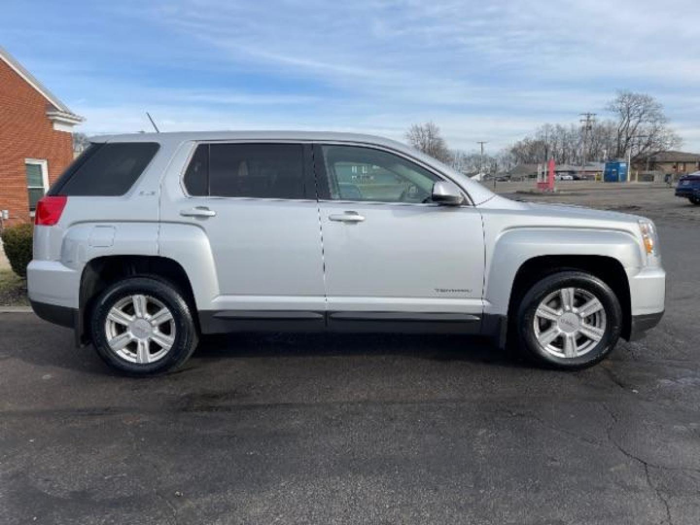 2016 Quicksilver Metallic GMC Terrain SLE2 AWD (2GKFLSEK2G6) with an 2.4L L4 DOHC 16V engine, 6-Speed Automatic transmission, located at 1230 East Main St, Xenia, OH, 45385, (937) 908-9800, 39.688026, -83.910172 - Photo#3