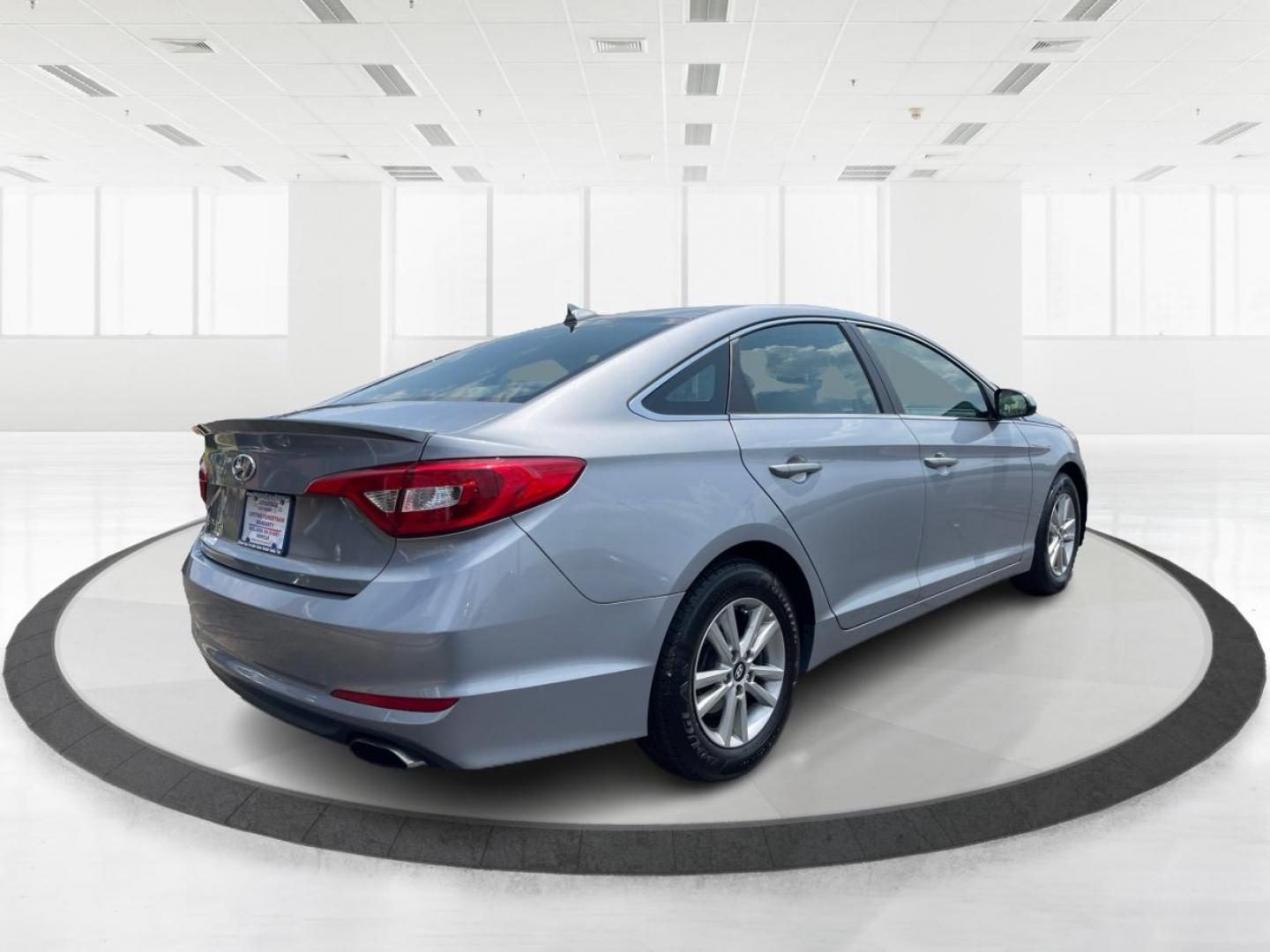 2016 Shale Gray Metallic Hyundai Sonata SE (5NPE24AF1GH) with an 2.4L L4 DOHC 16V engine, 7-Speed Automatic transmission, located at 1184 Kauffman Ave, Fairborn, OH, 45324, (937) 908-9800, 39.807072, -84.030914 - Photo#2