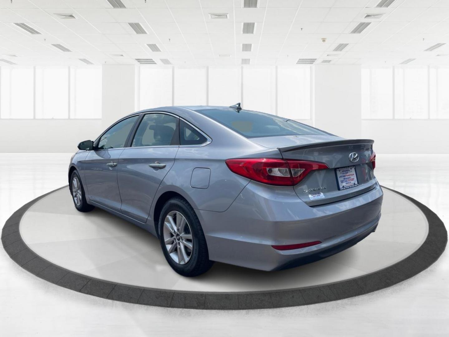 2016 Shale Gray Metallic Hyundai Sonata SE (5NPE24AF1GH) with an 2.4L L4 DOHC 16V engine, 7-Speed Automatic transmission, located at 1184 Kauffman Ave, Fairborn, OH, 45324, (937) 908-9800, 39.807072, -84.030914 - Photo#4